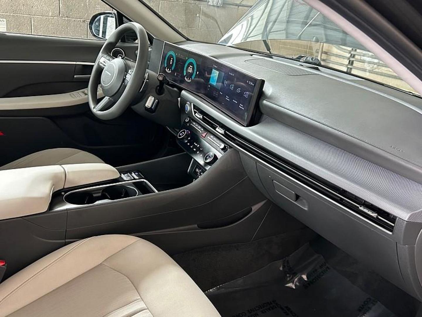 2025 BLACK Hyundai Sonata (KMHL64JA8SA) with an 4-Cyl 2.5 Liter engine, Automatic 8-Spd transmission, located at 412 Auto Vista Drive, Palmdale, CA, 93551, (661) 945-0620, 34.592636, -118.136681 - Photo#32