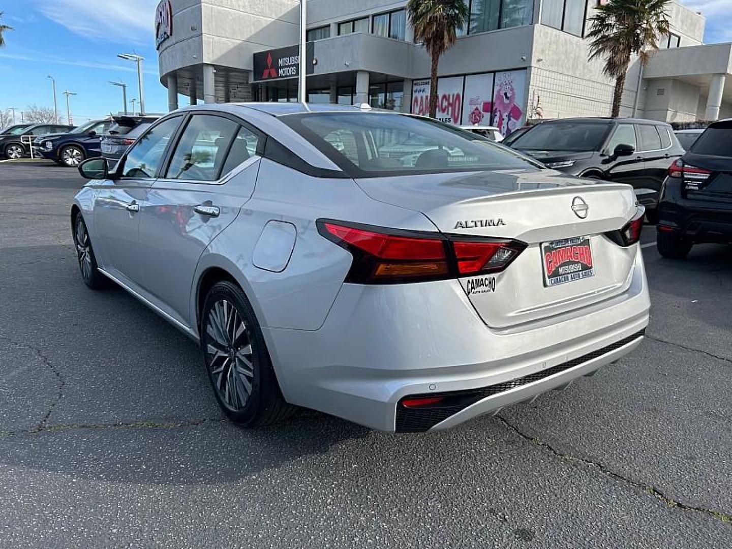 2024 SILVER Nissan Altima (1N4BL4DV2RN) with an 4-Cyl 2.5 Liter engine, Automatic Xtronic CVT transmission, located at 412 Auto Vista Drive, Palmdale, CA, 93551, (661) 945-0620, 34.592636, -118.136681 - Photo#5