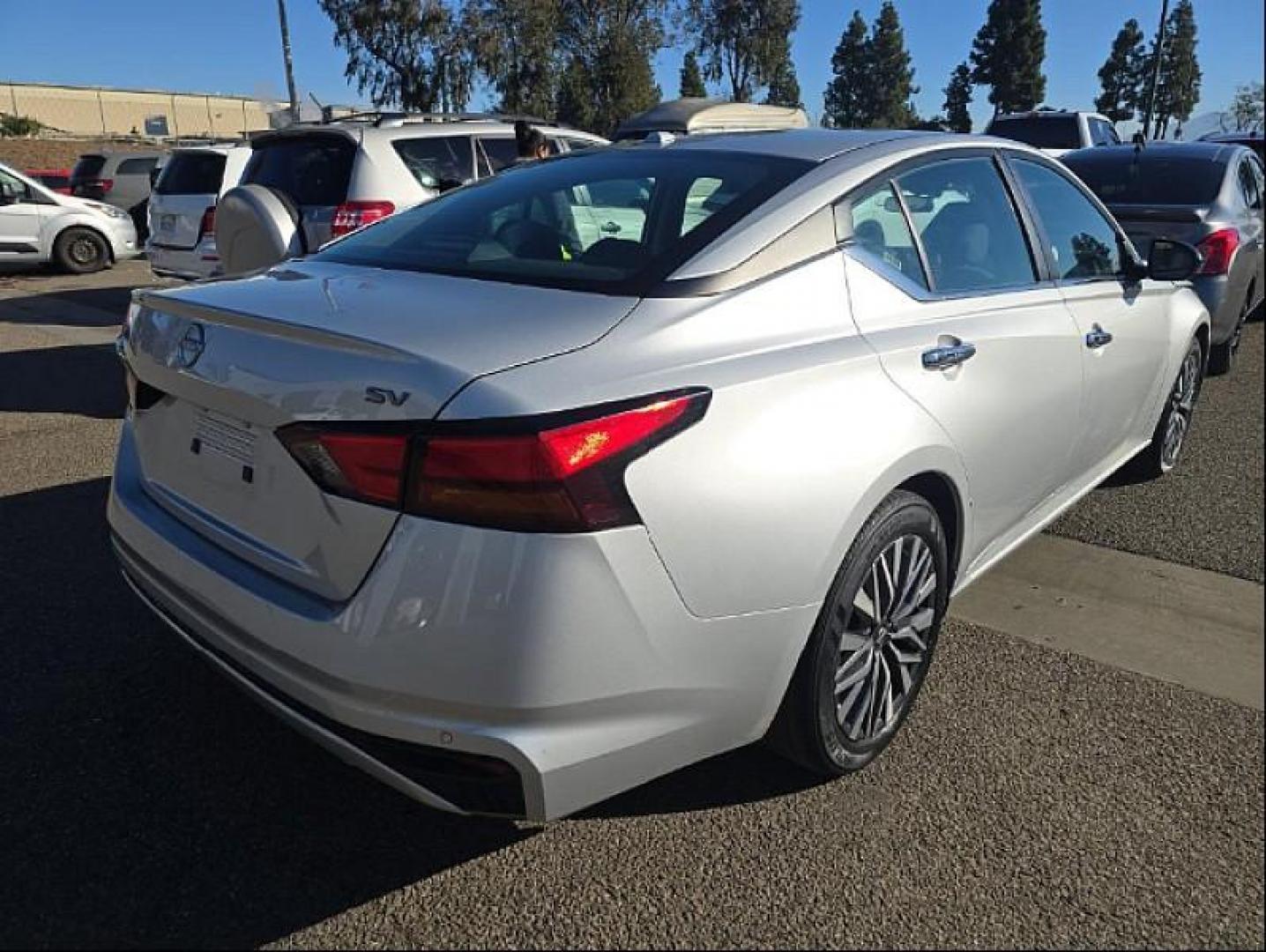 2024 SILVER Nissan Altima (1N4BL4DV2RN) with an 4-Cyl 2.5 Liter engine, Automatic Xtronic CVT transmission, located at 412 Auto Vista Drive, Palmdale, CA, 93551, (661) 945-0620, 34.592636, -118.136681 - Photo#2