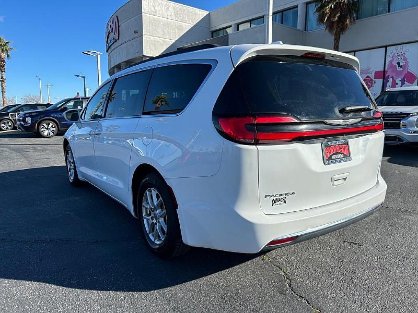 2022 WHITE Chrysler Pacifica (2C4RC1BG5NR) with an V6 3.6 Liter engine, Automatic 9-Spd transmission, located at 412 Auto Vista Drive, Palmdale, CA, 93551, (661) 945-0620, 34.592636, -118.136681 - Photo#4