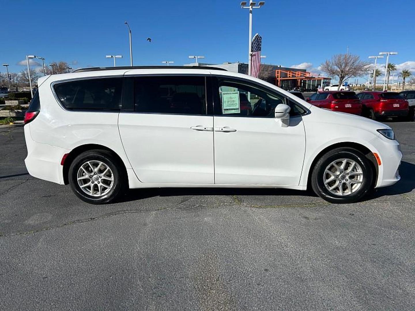 2022 WHITE Chrysler Pacifica (2C4RC1BG5NR) with an V6 3.6 Liter engine, Automatic 9-Spd transmission, located at 412 Auto Vista Drive, Palmdale, CA, 93551, (661) 945-0620, 34.592636, -118.136681 - Photo#7