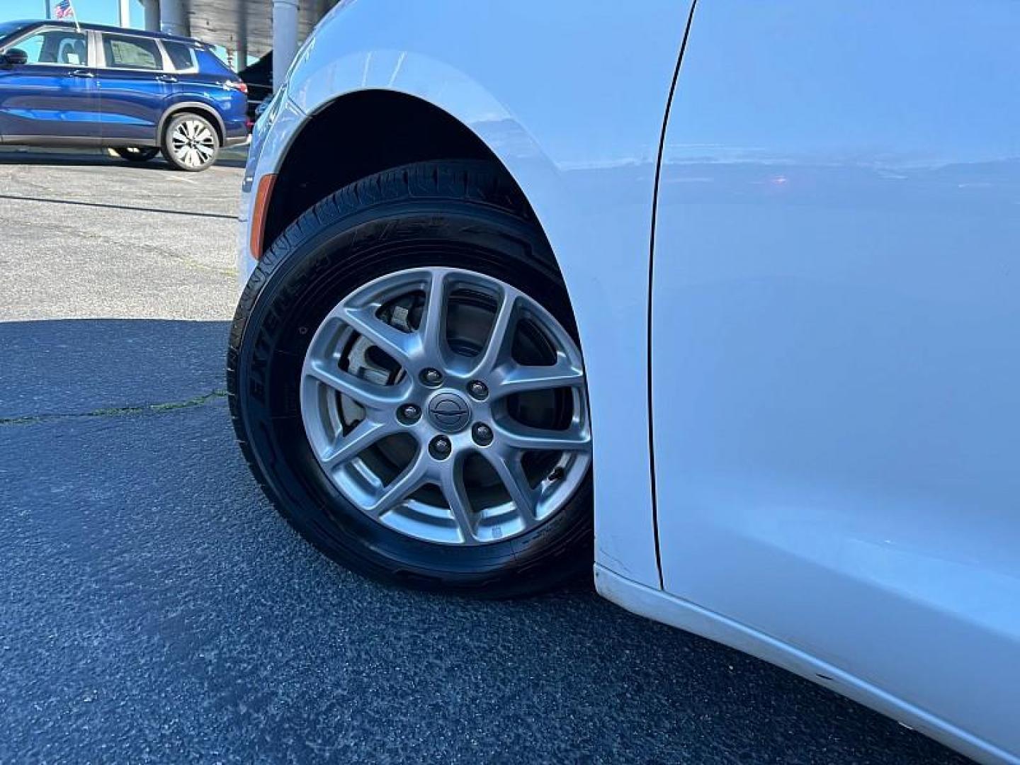 2022 WHITE Chrysler Pacifica (2C4RC1BG5NR) with an V6 3.6 Liter engine, Automatic 9-Spd transmission, located at 412 Auto Vista Drive, Palmdale, CA, 93551, (661) 945-0620, 34.592636, -118.136681 - Photo#11