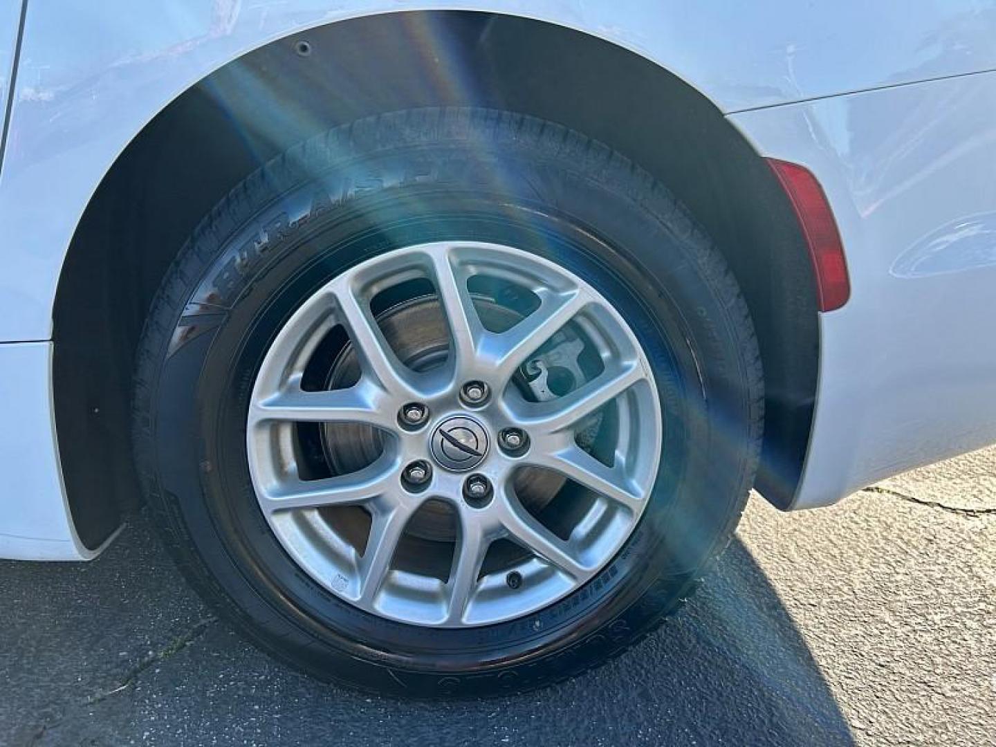 2022 WHITE Chrysler Pacifica (2C4RC1BG5NR) with an V6 3.6 Liter engine, Automatic 9-Spd transmission, located at 412 Auto Vista Drive, Palmdale, CA, 93551, (661) 945-0620, 34.592636, -118.136681 - Photo#14