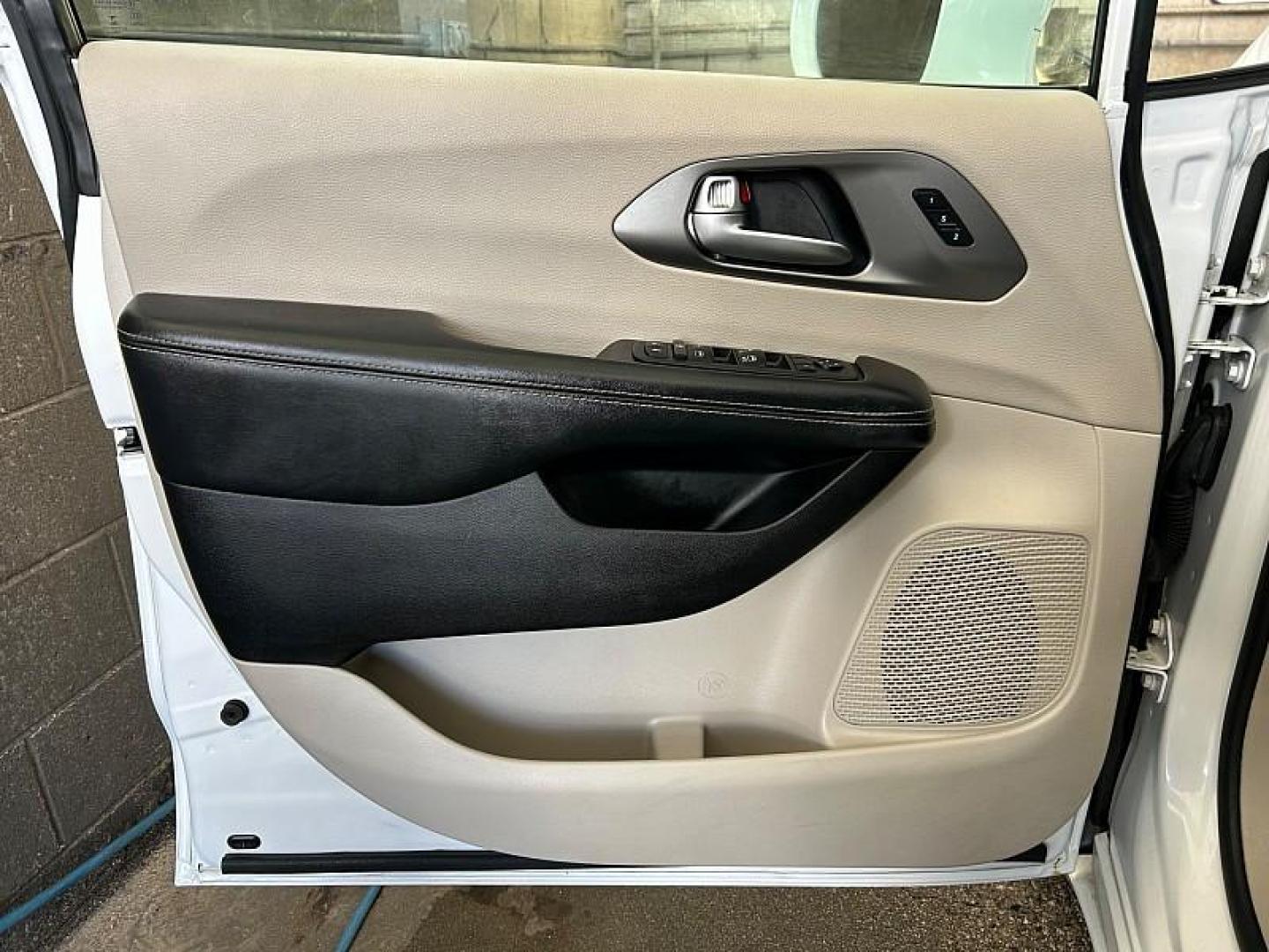 2022 WHITE Chrysler Pacifica (2C4RC1BG5NR) with an V6 3.6 Liter engine, Automatic 9-Spd transmission, located at 412 Auto Vista Drive, Palmdale, CA, 93551, (661) 945-0620, 34.592636, -118.136681 - Photo#17