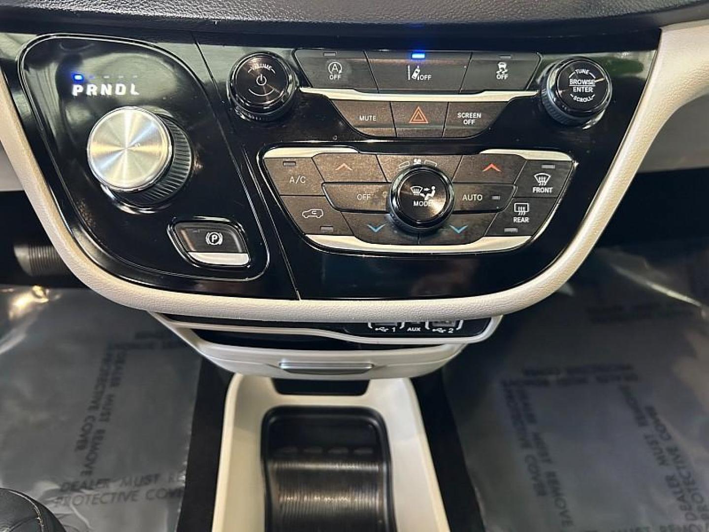 2022 WHITE Chrysler Pacifica (2C4RC1BG5NR) with an V6 3.6 Liter engine, Automatic 9-Spd transmission, located at 412 Auto Vista Drive, Palmdale, CA, 93551, (661) 945-0620, 34.592636, -118.136681 - Photo#18
