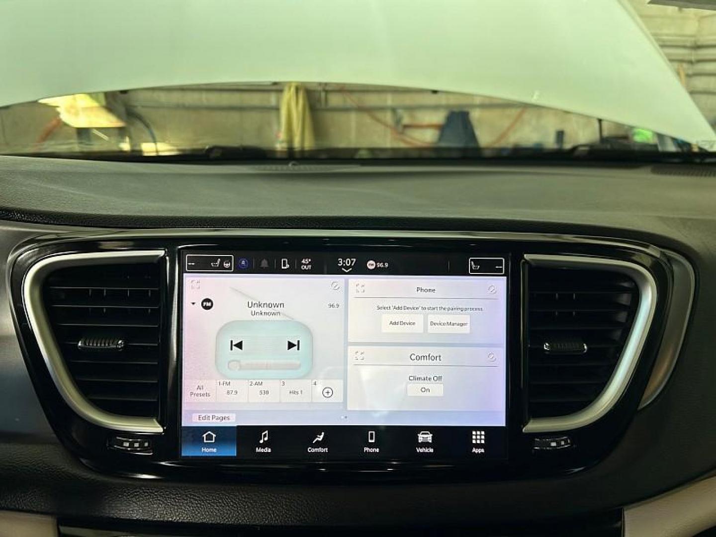 2022 WHITE Chrysler Pacifica (2C4RC1BG5NR) with an V6 3.6 Liter engine, Automatic 9-Spd transmission, located at 412 Auto Vista Drive, Palmdale, CA, 93551, (661) 945-0620, 34.592636, -118.136681 - Photo#19