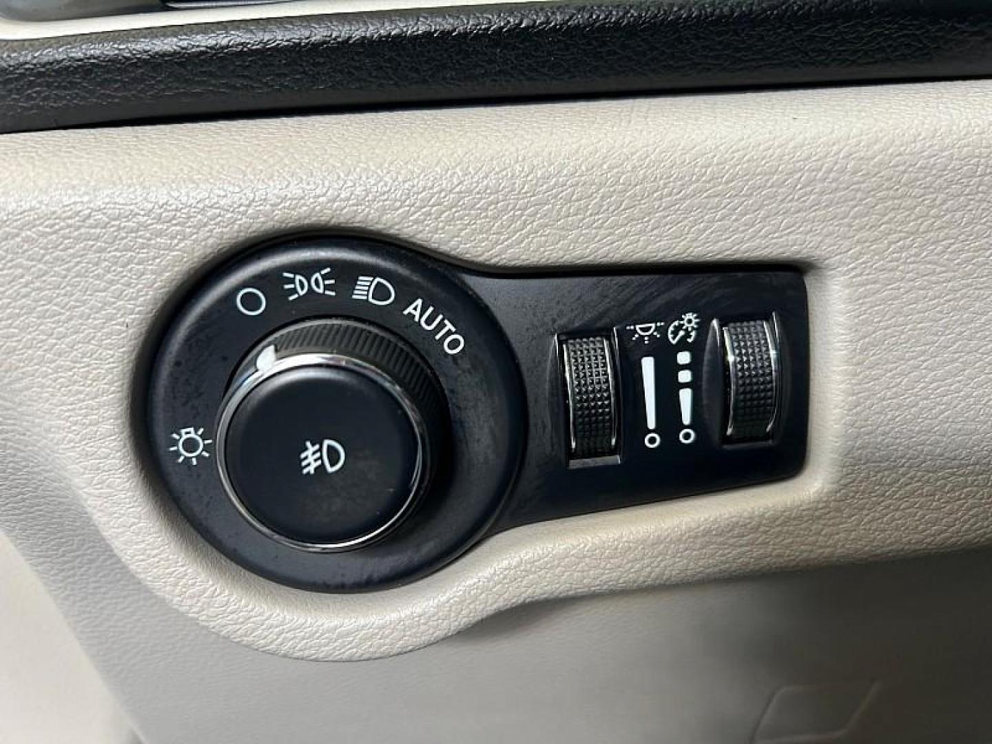 2022 WHITE Chrysler Pacifica (2C4RC1BG5NR) with an V6 3.6 Liter engine, Automatic 9-Spd transmission, located at 412 Auto Vista Drive, Palmdale, CA, 93551, (661) 945-0620, 34.592636, -118.136681 - Photo#25