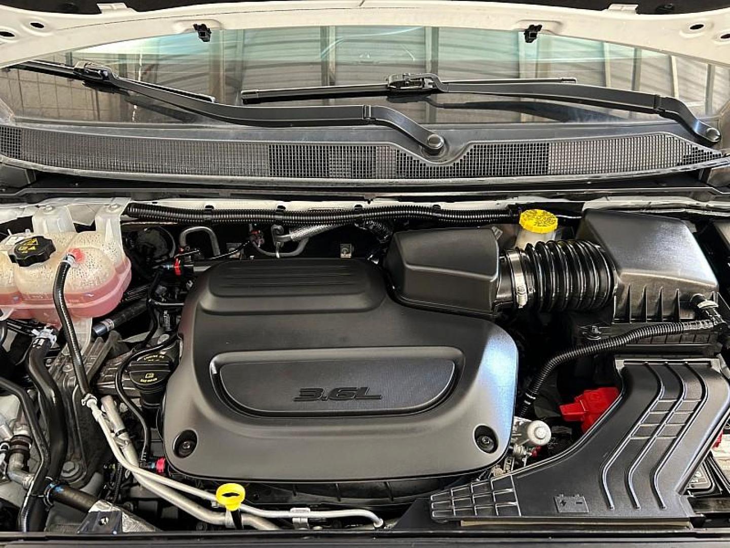 2022 WHITE Chrysler Pacifica (2C4RC1BG5NR) with an V6 3.6 Liter engine, Automatic 9-Spd transmission, located at 412 Auto Vista Drive, Palmdale, CA, 93551, (661) 945-0620, 34.592636, -118.136681 - Photo#29