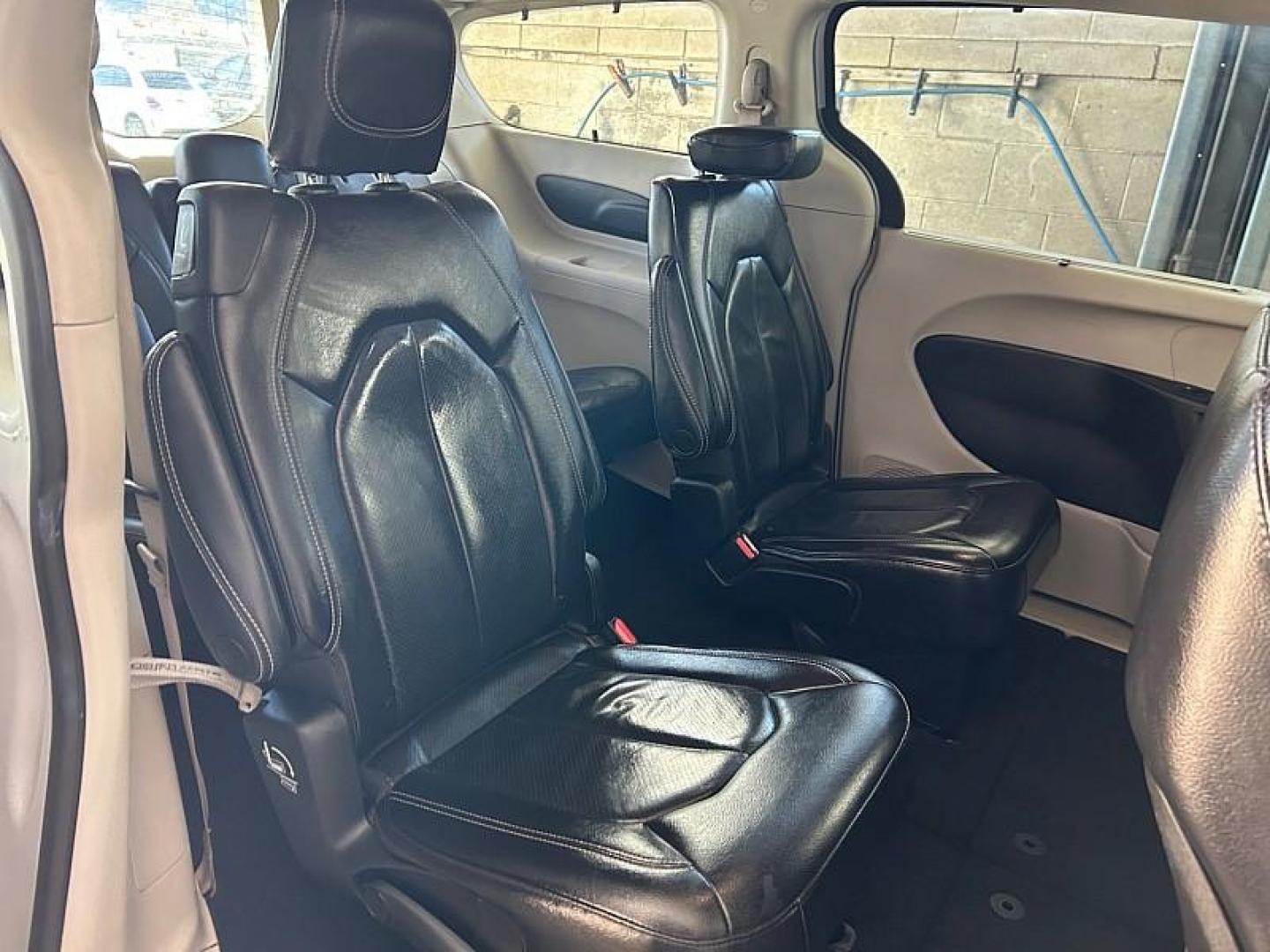 2022 WHITE Chrysler Pacifica (2C4RC1BG5NR) with an V6 3.6 Liter engine, Automatic 9-Spd transmission, located at 412 Auto Vista Drive, Palmdale, CA, 93551, (661) 945-0620, 34.592636, -118.136681 - Photo#32