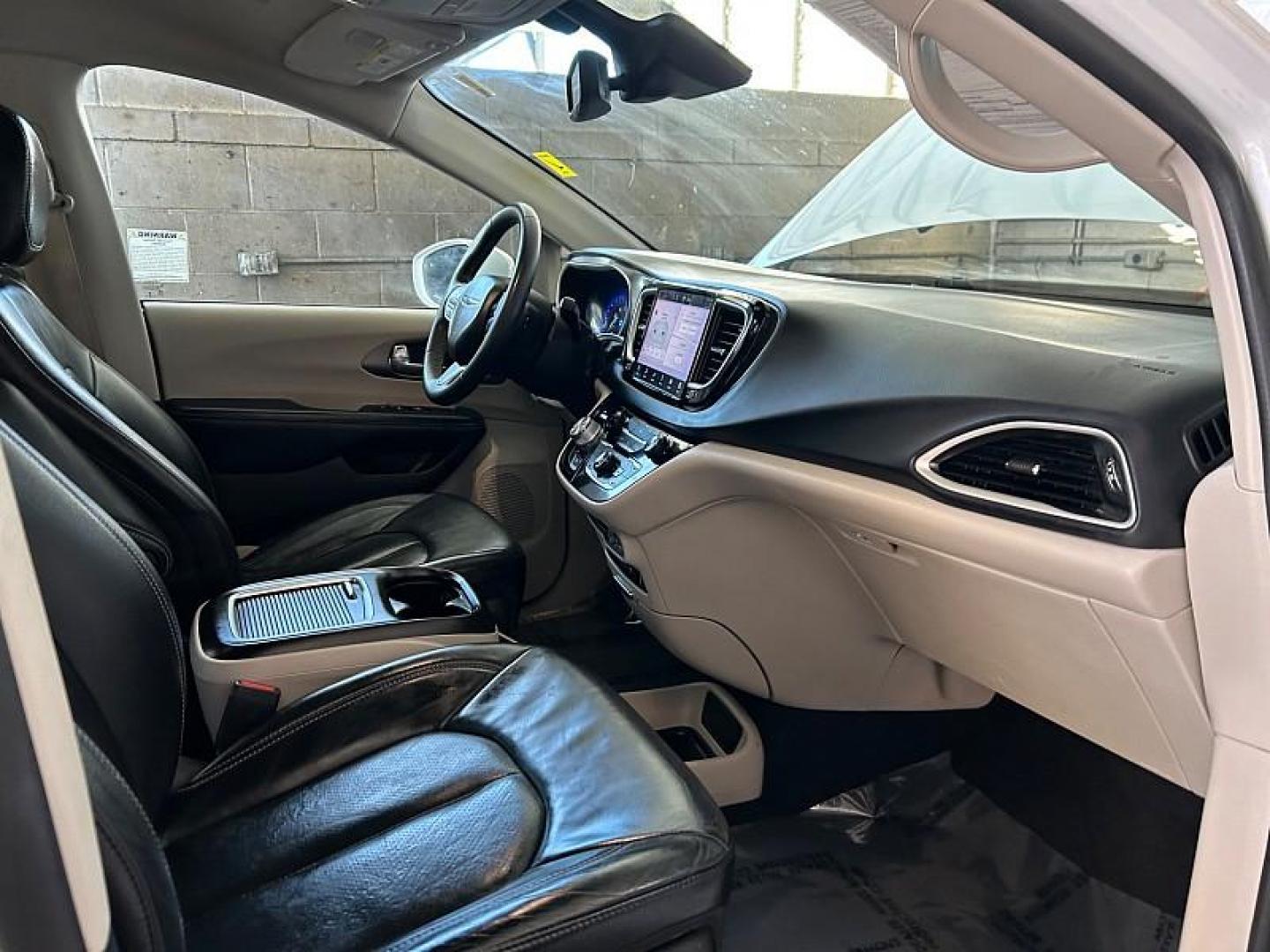2022 WHITE Chrysler Pacifica (2C4RC1BG5NR) with an V6 3.6 Liter engine, Automatic 9-Spd transmission, located at 412 Auto Vista Drive, Palmdale, CA, 93551, (661) 945-0620, 34.592636, -118.136681 - Photo#33