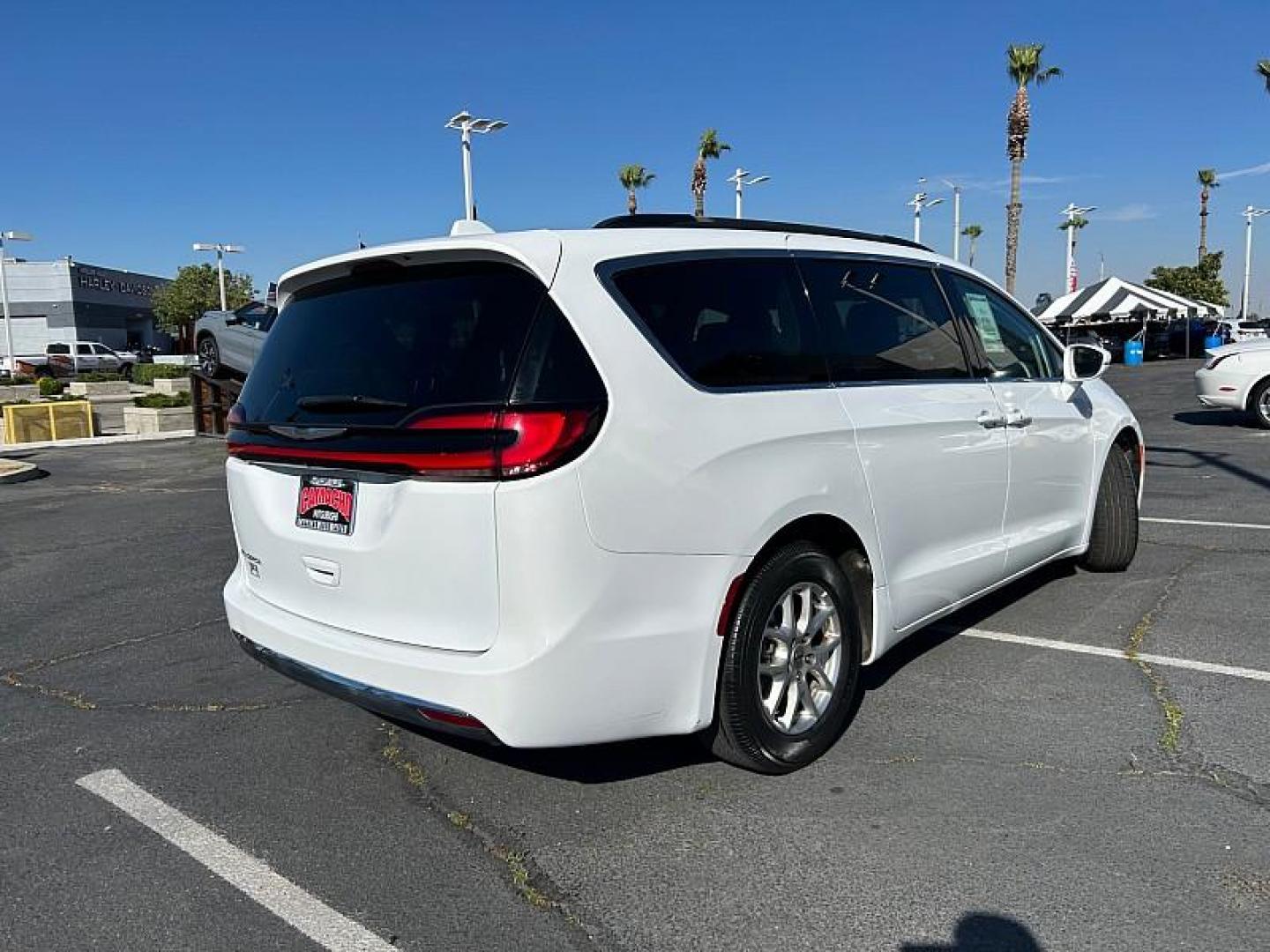2022 WHITE Chrysler Pacifica (2C4RC1BG5NR) with an V6 3.6 Liter engine, Automatic 9-Spd transmission, located at 412 Auto Vista Drive, Palmdale, CA, 93551, (661) 945-0620, 34.592636, -118.136681 - Photo#3