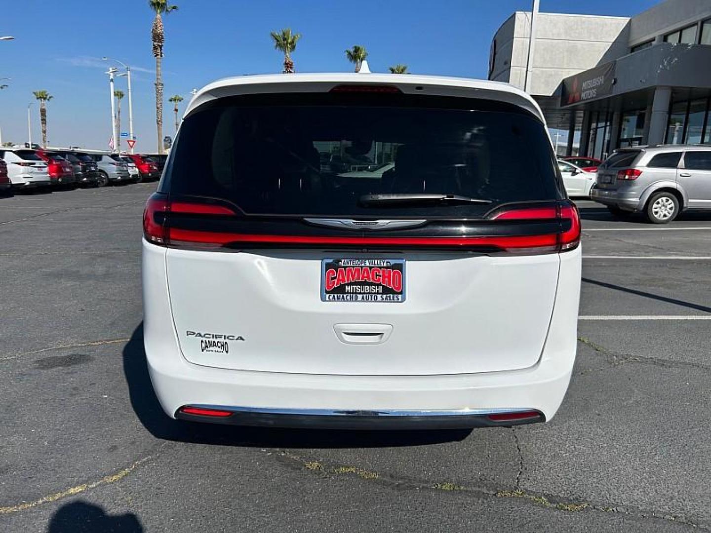 2022 WHITE Chrysler Pacifica (2C4RC1BG5NR) with an V6 3.6 Liter engine, Automatic 9-Spd transmission, located at 412 Auto Vista Drive, Palmdale, CA, 93551, (661) 945-0620, 34.592636, -118.136681 - Photo#5