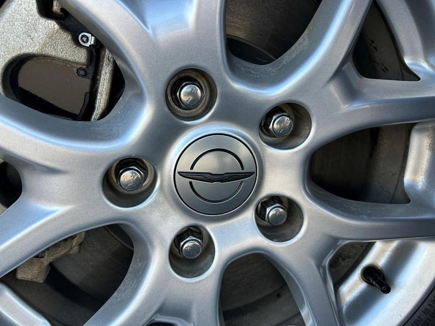 2022 WHITE Chrysler Pacifica (2C4RC1BG5NR) with an V6 3.6 Liter engine, Automatic 9-Spd transmission, located at 412 Auto Vista Drive, Palmdale, CA, 93551, (661) 945-0620, 34.592636, -118.136681 - Photo#13