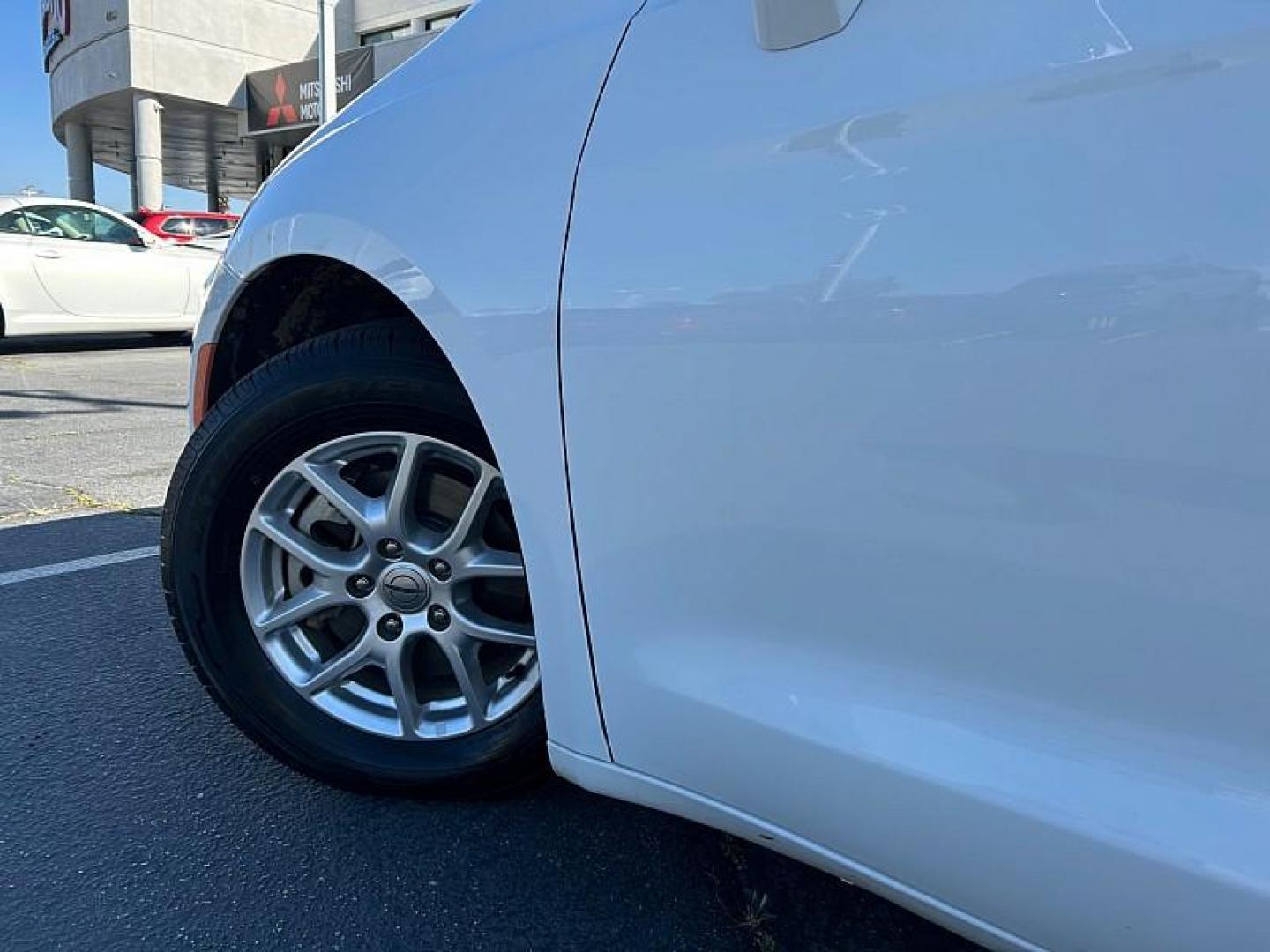 2022 WHITE Chrysler Pacifica (2C4RC1BG5NR) with an V6 3.6 Liter engine, Automatic 9-Spd transmission, located at 412 Auto Vista Drive, Palmdale, CA, 93551, (661) 945-0620, 34.592636, -118.136681 - Photo#14