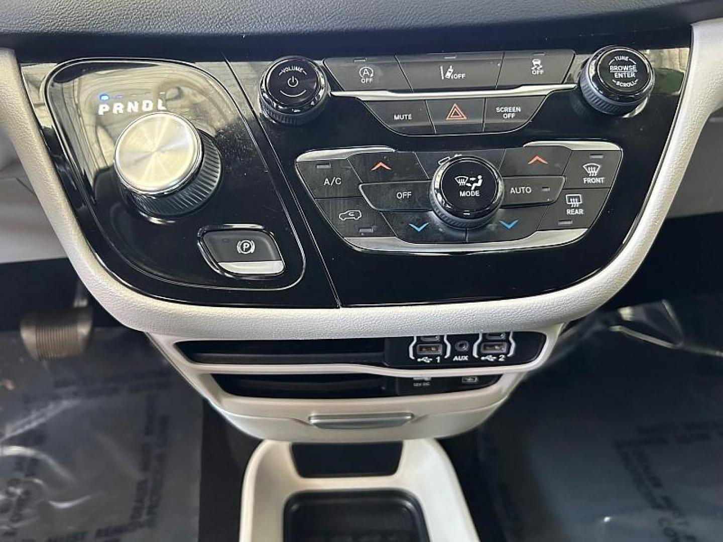 2022 WHITE Chrysler Pacifica (2C4RC1BG5NR) with an V6 3.6 Liter engine, Automatic 9-Spd transmission, located at 412 Auto Vista Drive, Palmdale, CA, 93551, (661) 945-0620, 34.592636, -118.136681 - Photo#20