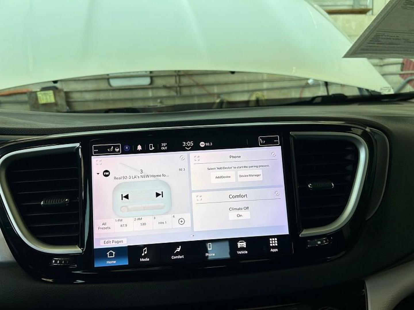 2022 WHITE Chrysler Pacifica (2C4RC1BG5NR) with an V6 3.6 Liter engine, Automatic 9-Spd transmission, located at 412 Auto Vista Drive, Palmdale, CA, 93551, (661) 945-0620, 34.592636, -118.136681 - Photo#21