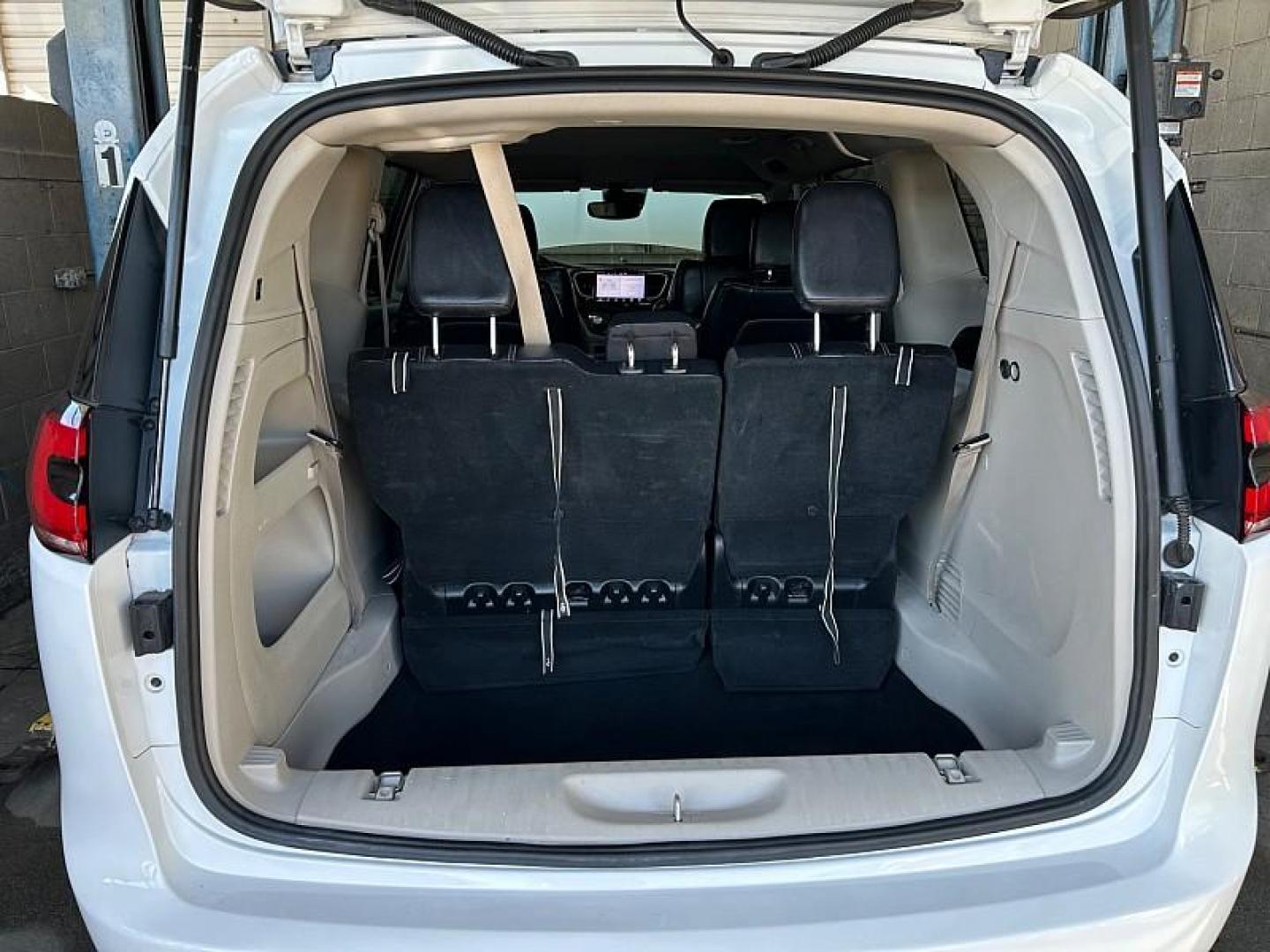 2022 WHITE Chrysler Pacifica (2C4RC1BG5NR) with an V6 3.6 Liter engine, Automatic 9-Spd transmission, located at 412 Auto Vista Drive, Palmdale, CA, 93551, (661) 945-0620, 34.592636, -118.136681 - Photo#26