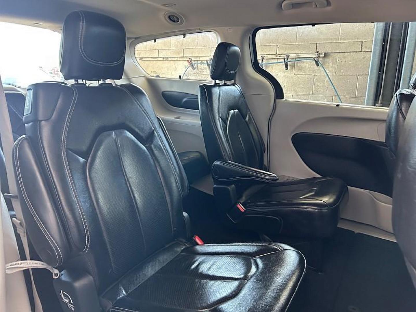 2022 WHITE Chrysler Pacifica (2C4RC1BG5NR) with an V6 3.6 Liter engine, Automatic 9-Spd transmission, located at 412 Auto Vista Drive, Palmdale, CA, 93551, (661) 945-0620, 34.592636, -118.136681 - Photo#28