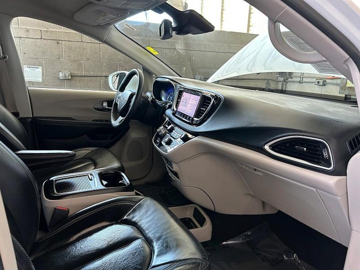 2022 WHITE Chrysler Pacifica (2C4RC1BG5NR) with an V6 3.6 Liter engine, Automatic 9-Spd transmission, located at 412 Auto Vista Drive, Palmdale, CA, 93551, (661) 945-0620, 34.592636, -118.136681 - Photo#30