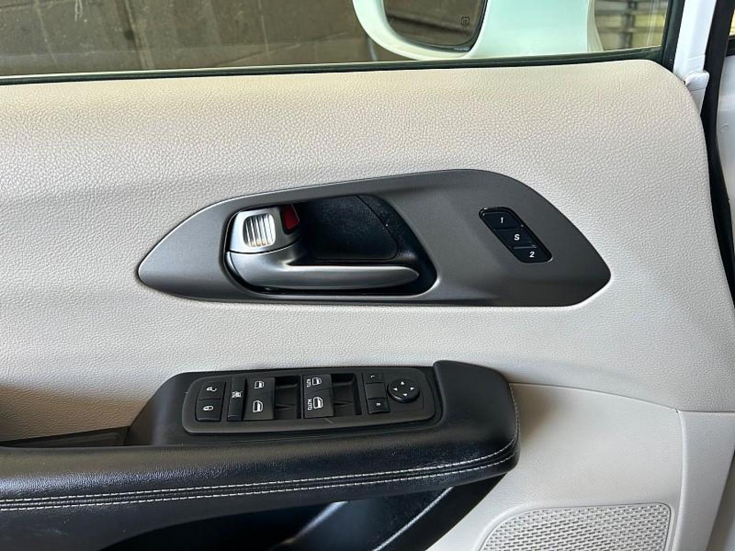 2022 WHITE Chrysler Pacifica (2C4RC1BG5NR) with an V6 3.6 Liter engine, Automatic 9-Spd transmission, located at 412 Auto Vista Drive, Palmdale, CA, 93551, (661) 945-0620, 34.592636, -118.136681 - Photo#32