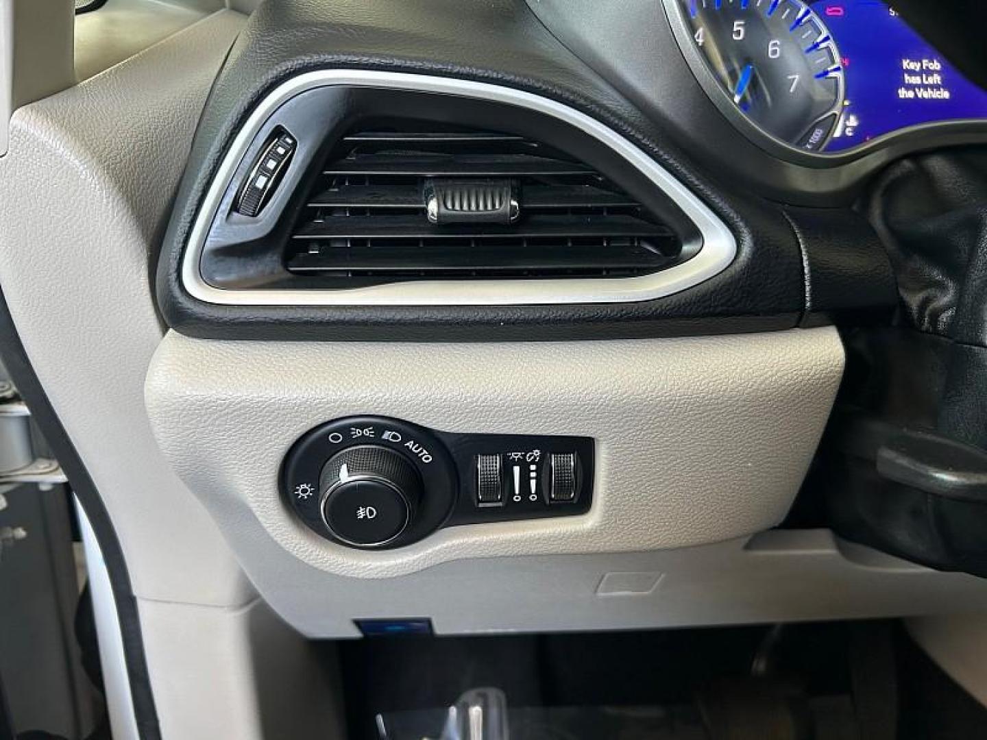 2022 WHITE Chrysler Pacifica (2C4RC1BG5NR) with an V6 3.6 Liter engine, Automatic 9-Spd transmission, located at 412 Auto Vista Drive, Palmdale, CA, 93551, (661) 945-0620, 34.592636, -118.136681 - Photo#34