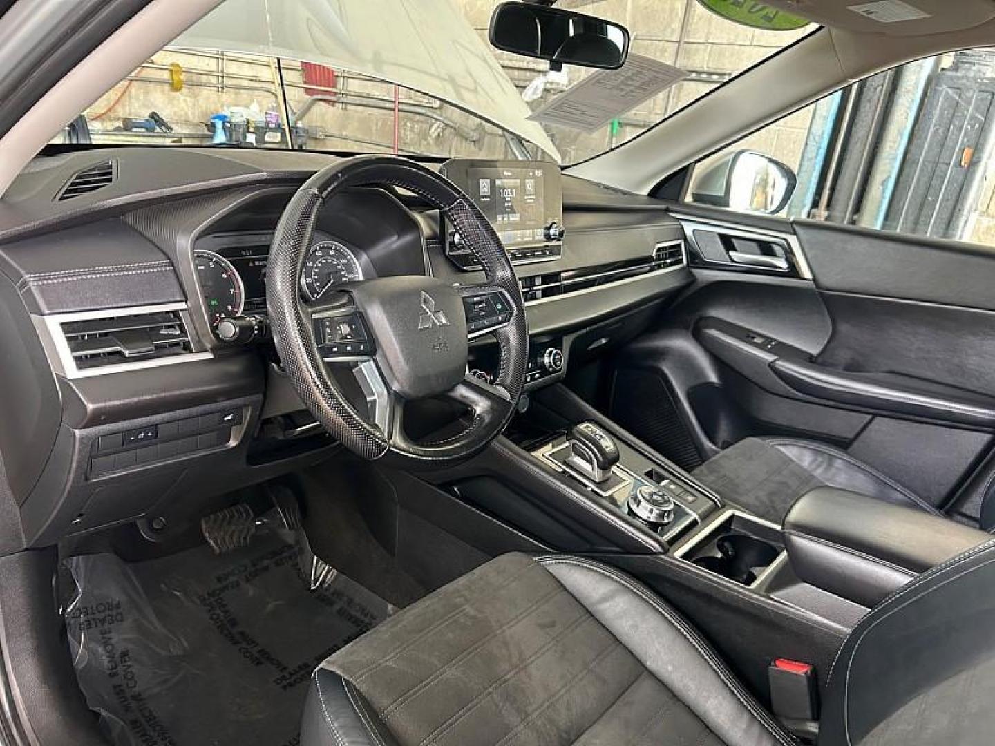 2022 SILVER Mitsubishi Outlander (JA4J3UA87NZ) with an 4-Cyl 2.5 Liter engine, Automatic CVT transmission, located at 412 Auto Vista Drive, Palmdale, CA, 93551, (661) 945-0620, 34.592636, -118.136681 - Photo#1