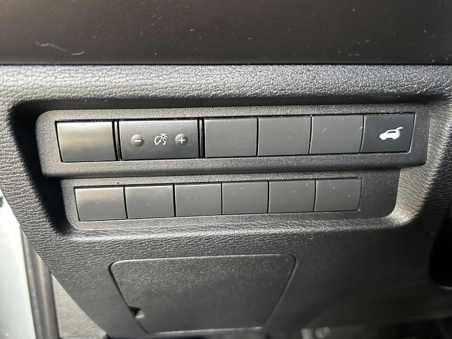 2022 SILVER Mitsubishi Outlander (JA4J3UA87NZ) with an 4-Cyl 2.5 Liter engine, Automatic CVT transmission, located at 412 Auto Vista Drive, Palmdale, CA, 93551, (661) 945-0620, 34.592636, -118.136681 - Photo#9