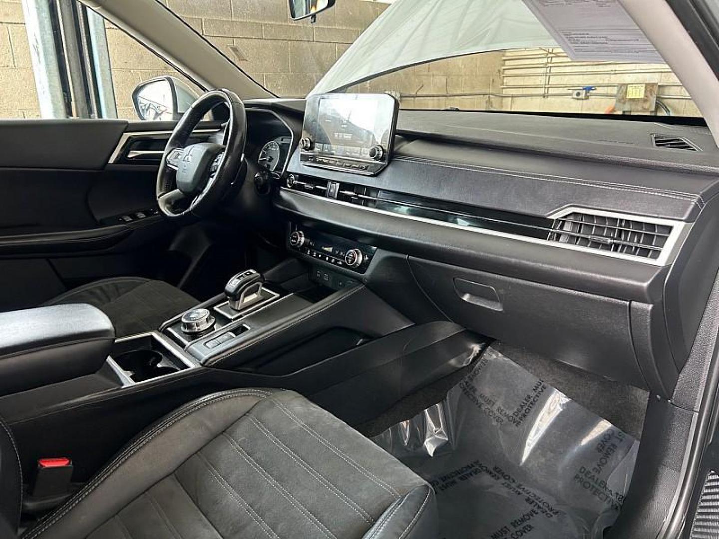 2022 SILVER Mitsubishi Outlander (JA4J3UA87NZ) with an 4-Cyl 2.5 Liter engine, Automatic CVT transmission, located at 412 Auto Vista Drive, Palmdale, CA, 93551, (661) 945-0620, 34.592636, -118.136681 - Photo#11