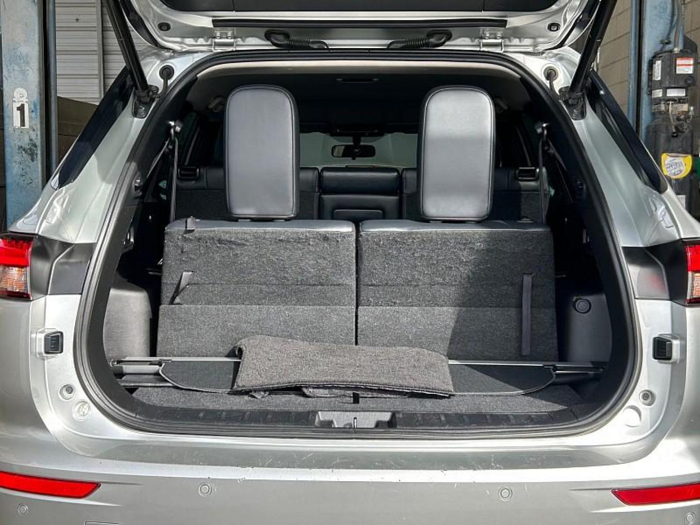 2022 SILVER Mitsubishi Outlander (JA4J3UA87NZ) with an 4-Cyl 2.5 Liter engine, Automatic CVT transmission, located at 412 Auto Vista Drive, Palmdale, CA, 93551, (661) 945-0620, 34.592636, -118.136681 - Photo#13