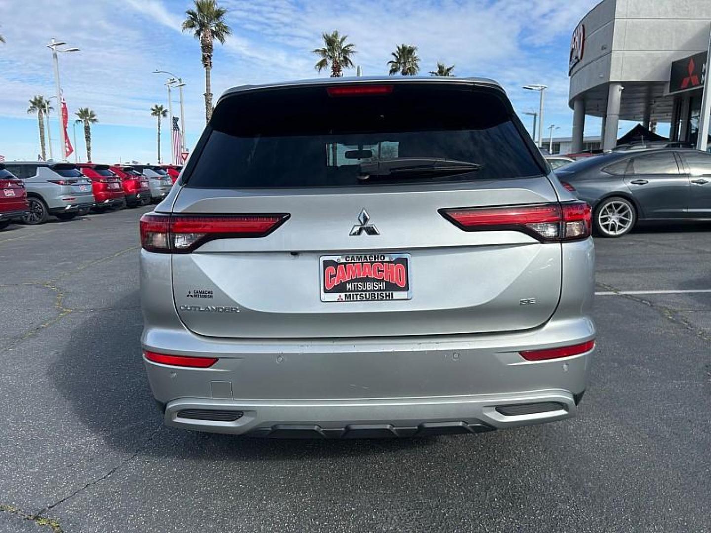 2022 SILVER Mitsubishi Outlander (JA4J3UA87NZ) with an 4-Cyl 2.5 Liter engine, Automatic CVT transmission, located at 412 Auto Vista Drive, Palmdale, CA, 93551, (661) 945-0620, 34.592636, -118.136681 - Photo#18