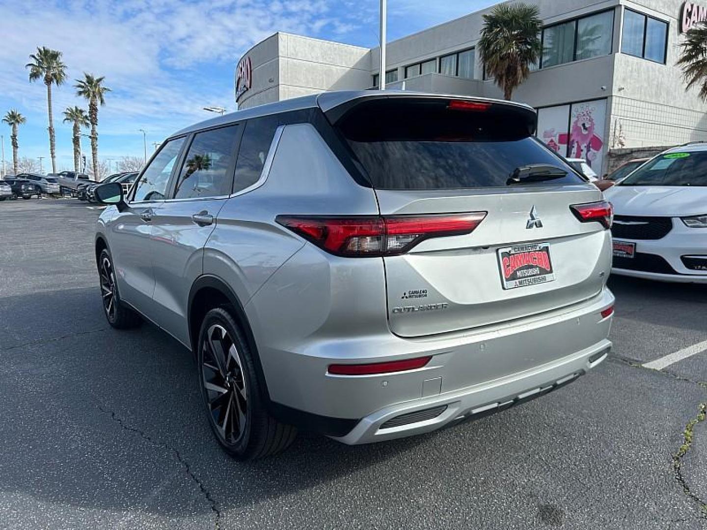 2022 SILVER Mitsubishi Outlander (JA4J3UA87NZ) with an 4-Cyl 2.5 Liter engine, Automatic CVT transmission, located at 412 Auto Vista Drive, Palmdale, CA, 93551, (661) 945-0620, 34.592636, -118.136681 - Photo#19