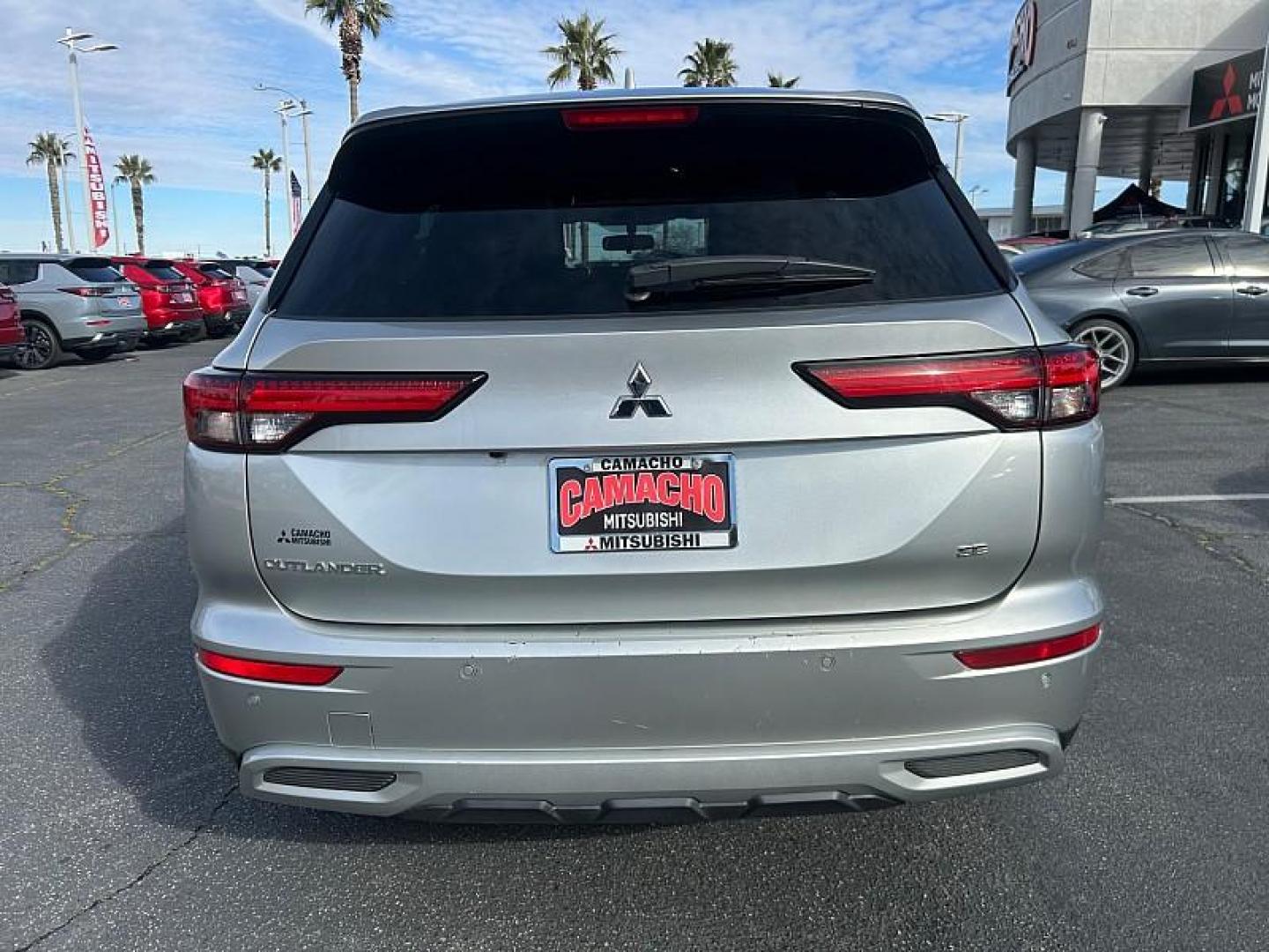 2022 SILVER Mitsubishi Outlander (JA4J3UA87NZ) with an 4-Cyl 2.5 Liter engine, Automatic CVT transmission, located at 412 Auto Vista Drive, Palmdale, CA, 93551, (661) 945-0620, 34.592636, -118.136681 - Photo#25