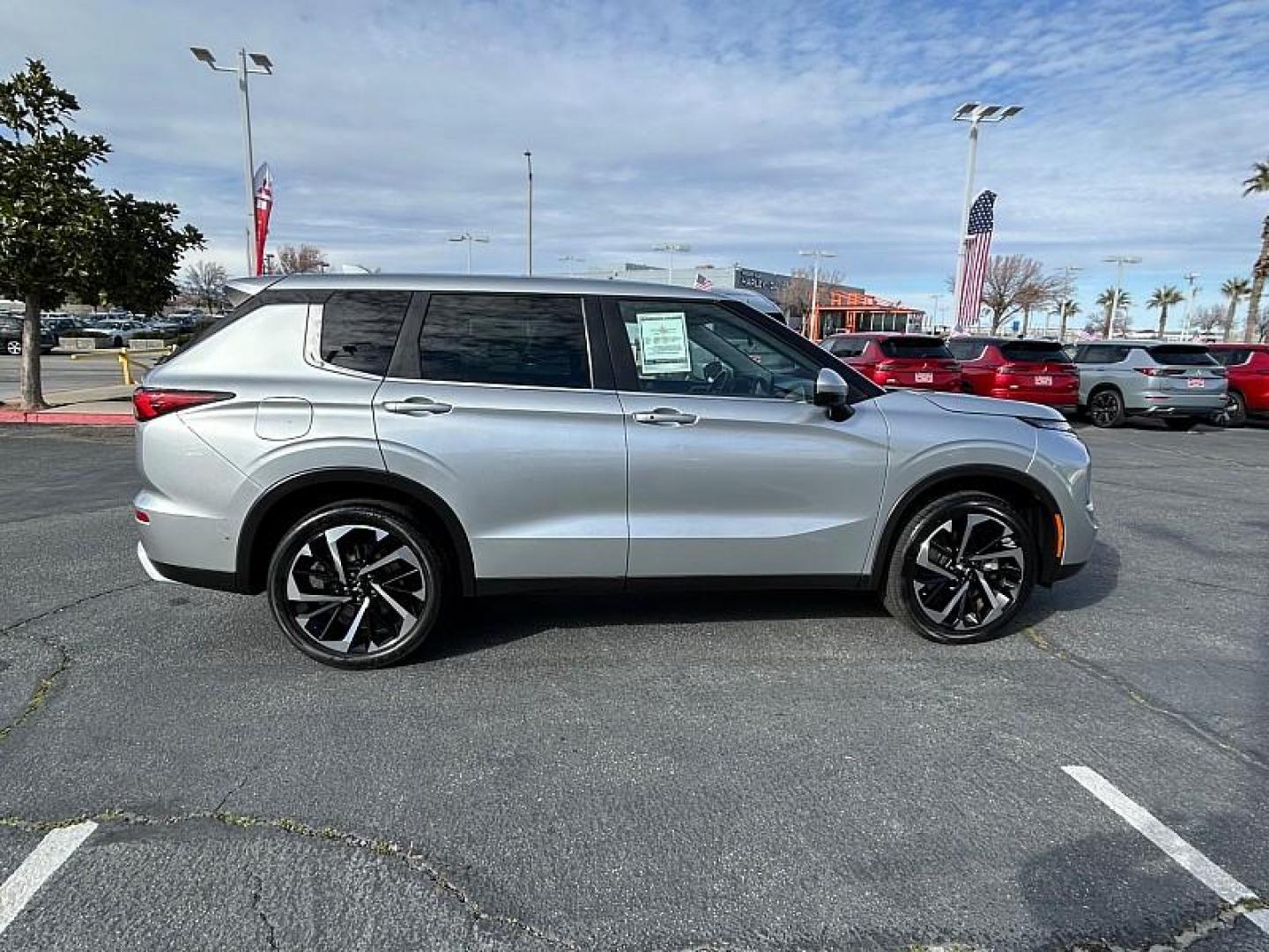 2022 SILVER Mitsubishi Outlander (JA4J3UA87NZ) with an 4-Cyl 2.5 Liter engine, Automatic CVT transmission, located at 412 Auto Vista Drive, Palmdale, CA, 93551, (661) 945-0620, 34.592636, -118.136681 - Photo#28