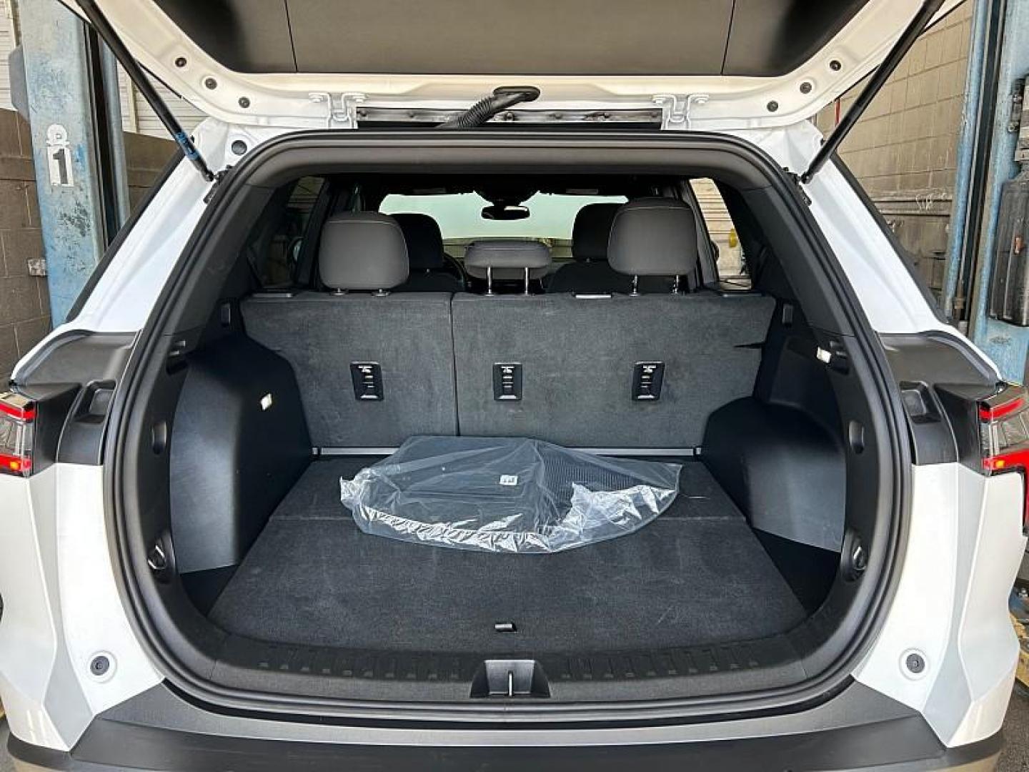 2025 WHITE Chevrolet Equinox (3GNAXHEG3SL) with an 4-Cyl Turbo 1.5 Liter engine, Automatic CVT transmission, located at 412 Auto Vista Drive, Palmdale, CA, 93551, (661) 945-0620, 34.592636, -118.136681 - Photo#29