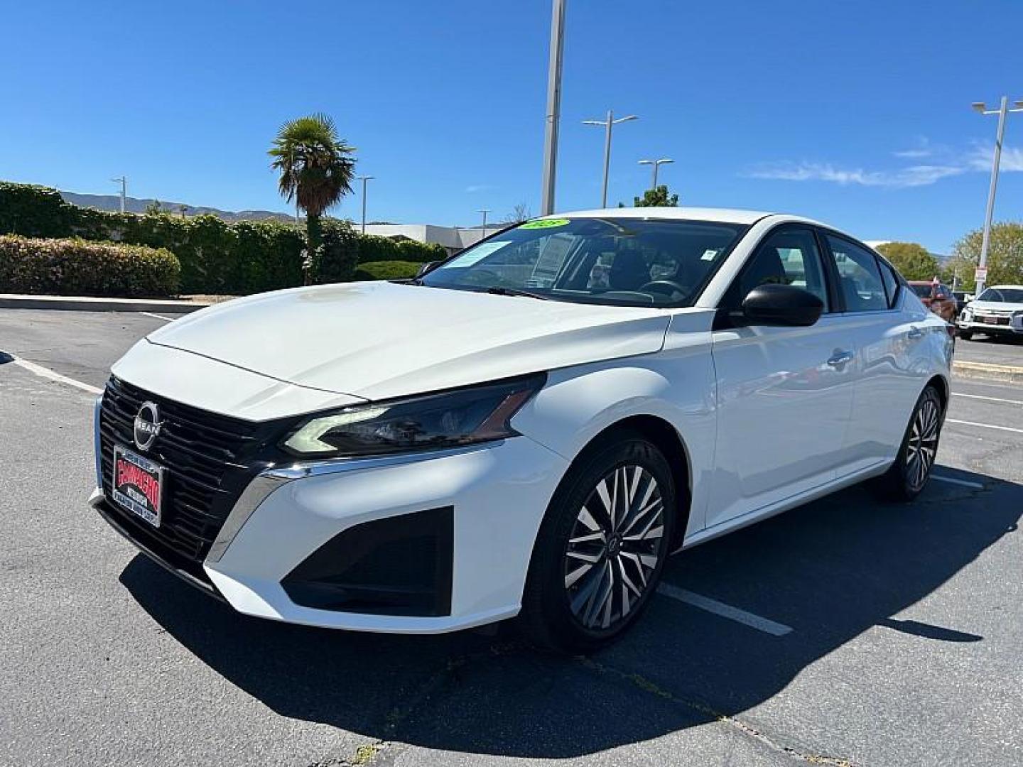 2025 WHITE Nissan Altima (1N4BL4DV5SN) with an 4-Cyl 2.5 Liter engine, Automatic CVT transmission, located at 412 Auto Vista Drive, Palmdale, CA, 93551, (661) 945-0620, 34.592636, -118.136681 - Photo#2
