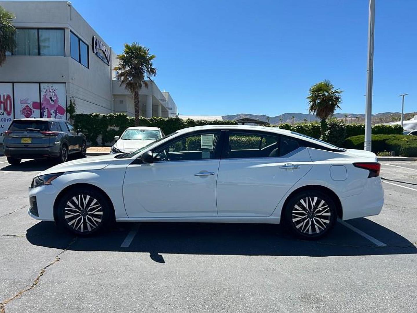 2025 WHITE Nissan Altima (1N4BL4DV5SN) with an 4-Cyl 2.5 Liter engine, Automatic CVT transmission, located at 412 Auto Vista Drive, Palmdale, CA, 93551, (661) 945-0620, 34.592636, -118.136681 - Photo#3
