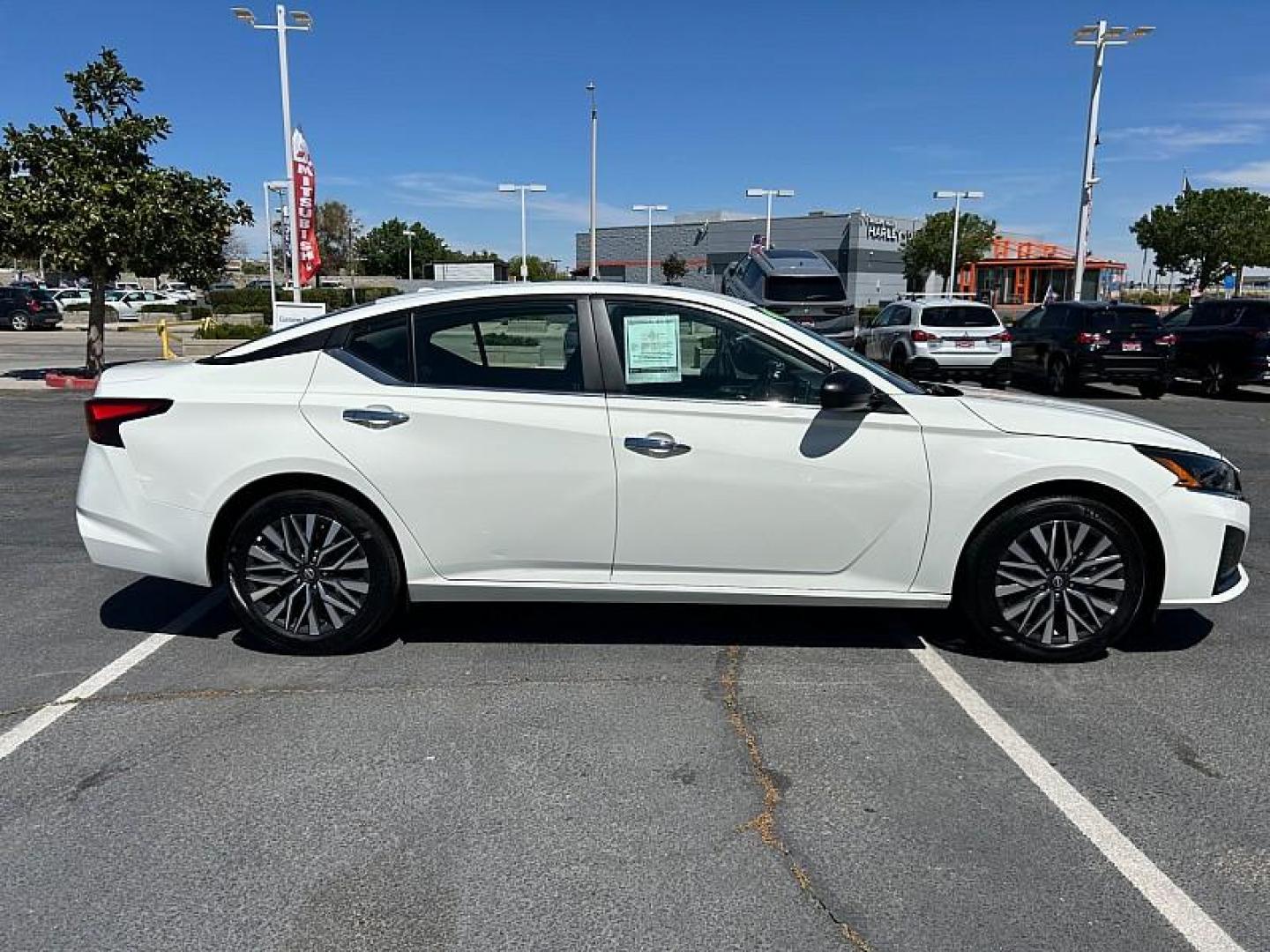 2025 WHITE Nissan Altima (1N4BL4DV5SN) with an 4-Cyl 2.5 Liter engine, Automatic CVT transmission, located at 412 Auto Vista Drive, Palmdale, CA, 93551, (661) 945-0620, 34.592636, -118.136681 - Photo#4