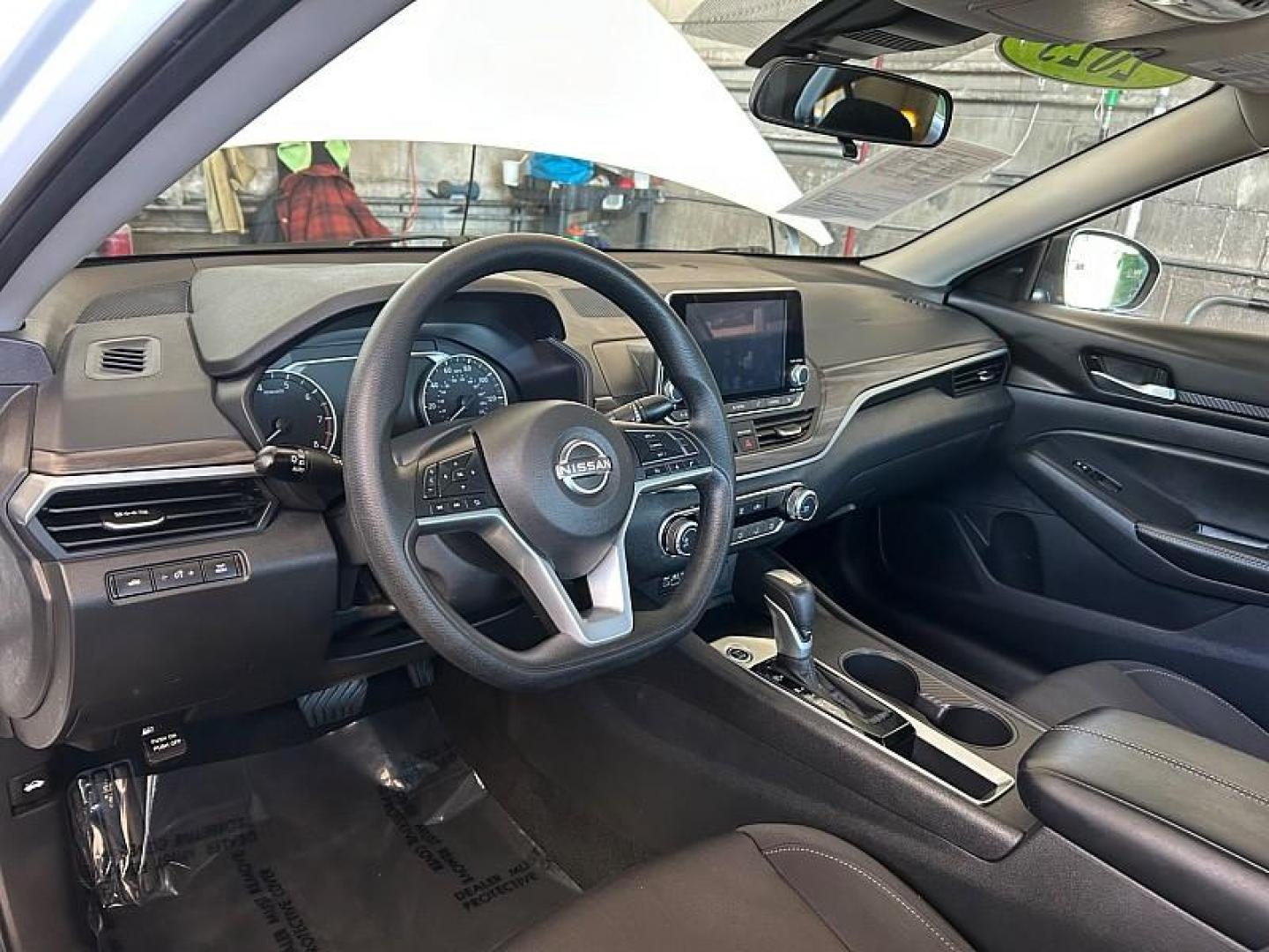 2025 WHITE Nissan Altima (1N4BL4DV5SN) with an 4-Cyl 2.5 Liter engine, Automatic CVT transmission, located at 412 Auto Vista Drive, Palmdale, CA, 93551, (661) 945-0620, 34.592636, -118.136681 - Photo#9
