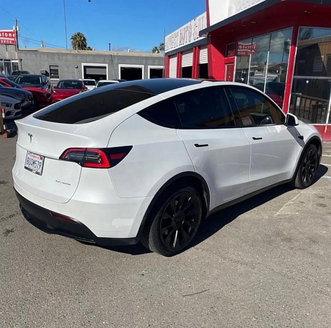 2021 WHITE Tesla Model Y (5YJYGDEE2MF) with an Dual AC Electric Motors engine, Single-Speed Fixed Gear transmission, located at 412 Auto Vista Drive, Palmdale, CA, 93551, (661) 945-0620, 34.592636, -118.136681 - Photo#1