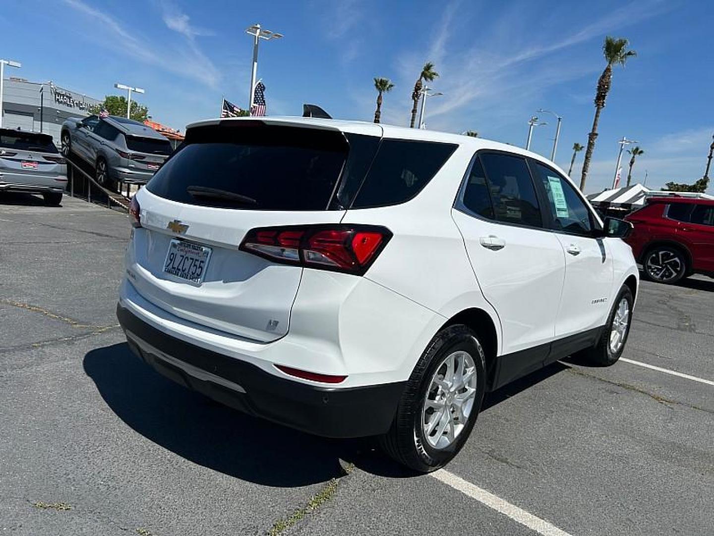 2024 WHITE Chevrolet Equinox (3GNAXKEG0RL) with an 4-Cyl Turbo 1.5 Liter engine, Automatic 6-Spd w/Overdrive transmission, located at 412 Auto Vista Drive, Palmdale, CA, 93551, (661) 945-0620, 34.592636, -118.136681 - Photo#2