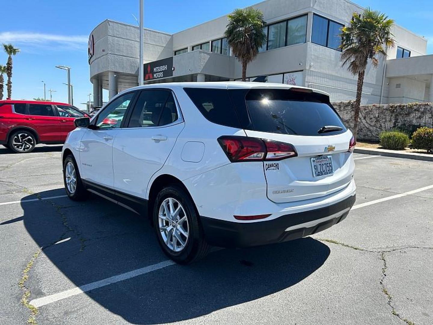 2024 WHITE Chevrolet Equinox (3GNAXKEG0RL) with an 4-Cyl Turbo 1.5 Liter engine, Automatic 6-Spd w/Overdrive transmission, located at 412 Auto Vista Drive, Palmdale, CA, 93551, (661) 945-0620, 34.592636, -118.136681 - Photo#4