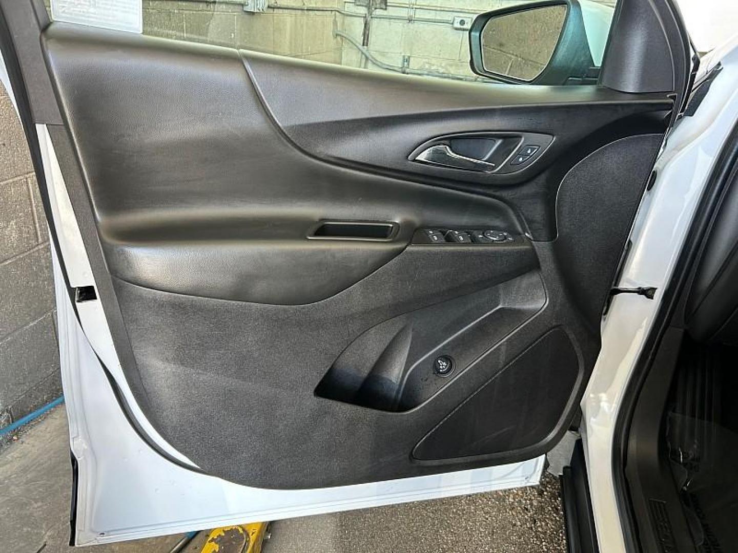 2024 WHITE Chevrolet Equinox (3GNAXKEG0RL) with an 4-Cyl Turbo 1.5 Liter engine, Automatic 6-Spd w/Overdrive transmission, located at 412 Auto Vista Drive, Palmdale, CA, 93551, (661) 945-0620, 34.592636, -118.136681 - Photo#16