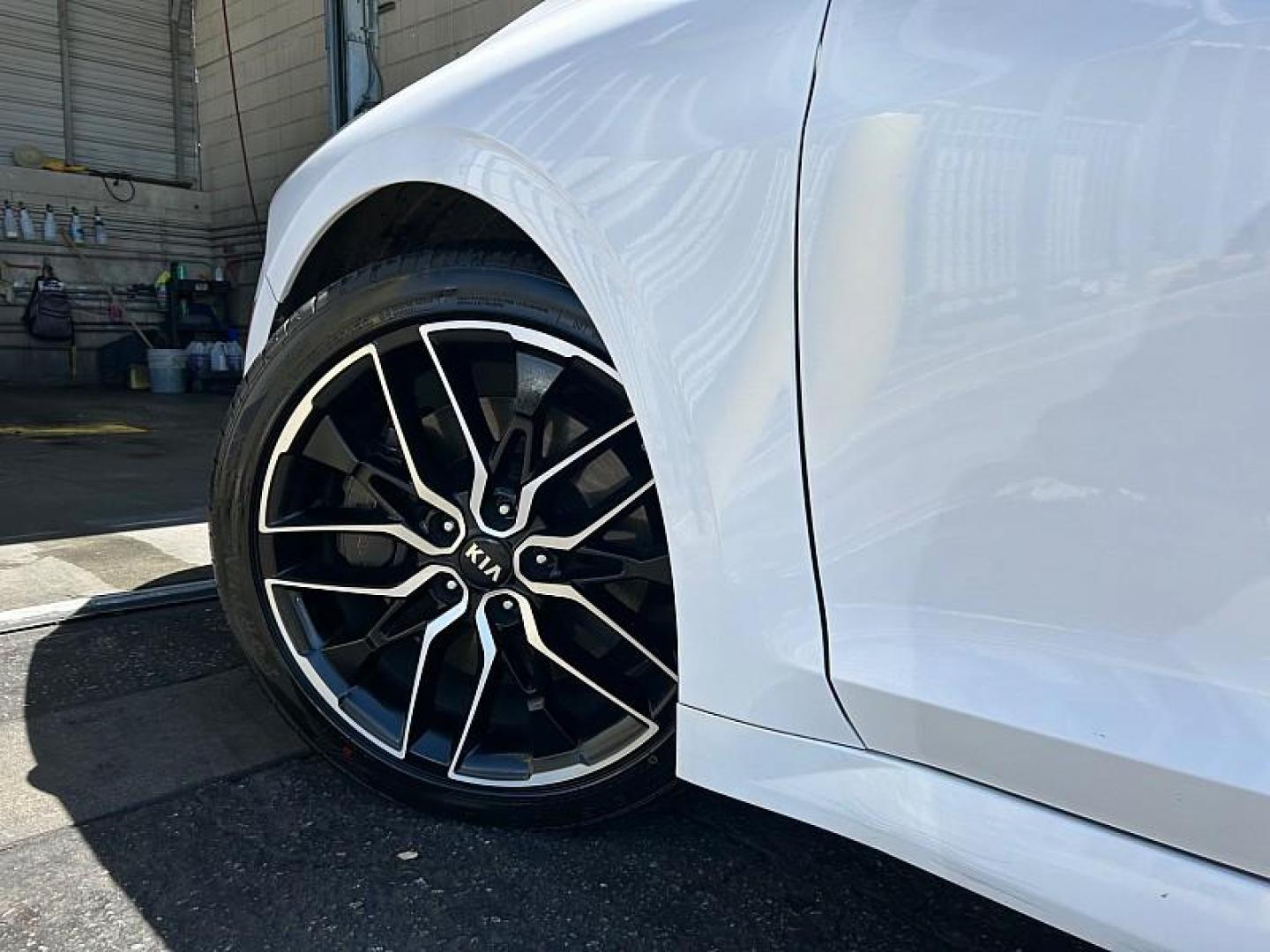 2021 WHITE Kia K5 (5XXG44J83MG) with an 4-Cyl Turbo 2.5 Liter engine, Automatic 8-Spd DCT transmission, located at 412 Auto Vista Drive, Palmdale, CA, 93551, (661) 945-0620, 34.592636, -118.136681 - Photo#10