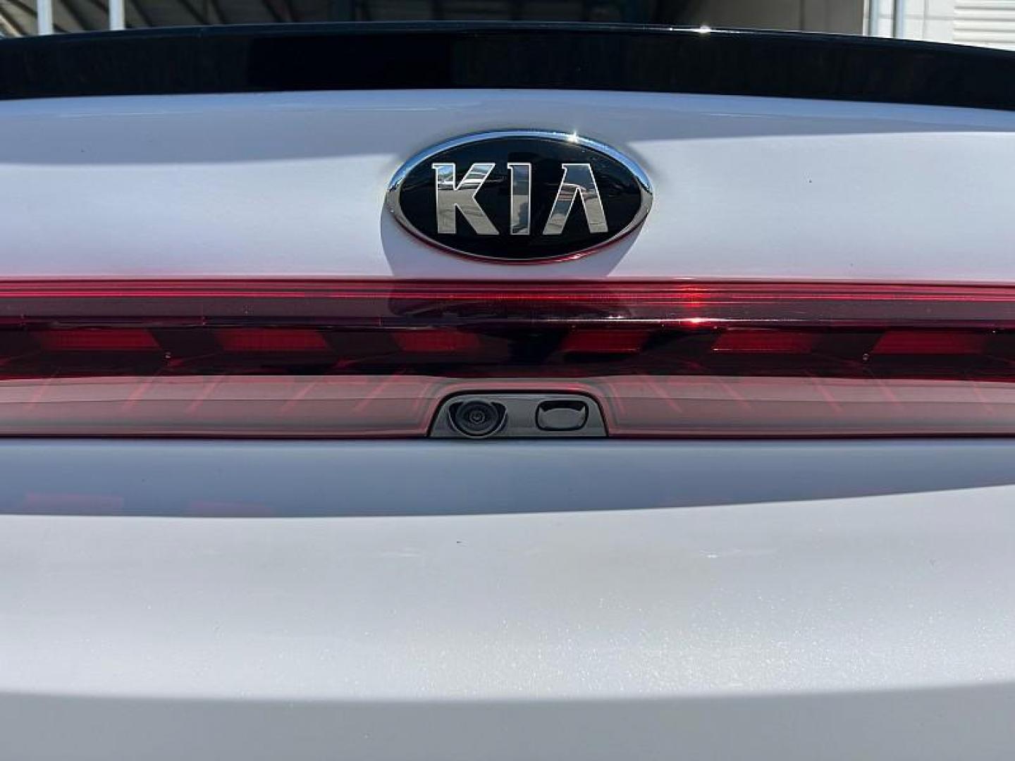 2021 WHITE Kia K5 (5XXG44J83MG) with an 4-Cyl Turbo 2.5 Liter engine, Automatic 8-Spd DCT transmission, located at 412 Auto Vista Drive, Palmdale, CA, 93551, (661) 945-0620, 34.592636, -118.136681 - Photo#29
