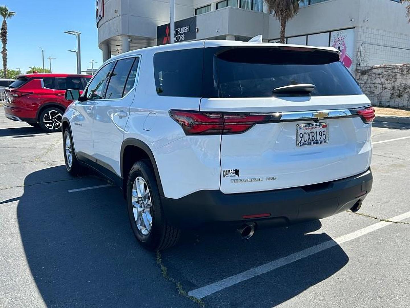 2023 WHITE Chevrolet Traverse (1GNEVFKWXPJ) with an V6 3.6 Liter engine, Automatic 9-Spd transmission, located at 412 Auto Vista Drive, Palmdale, CA, 93551, (661) 945-0620, 34.592636, -118.136681 - Photo#4