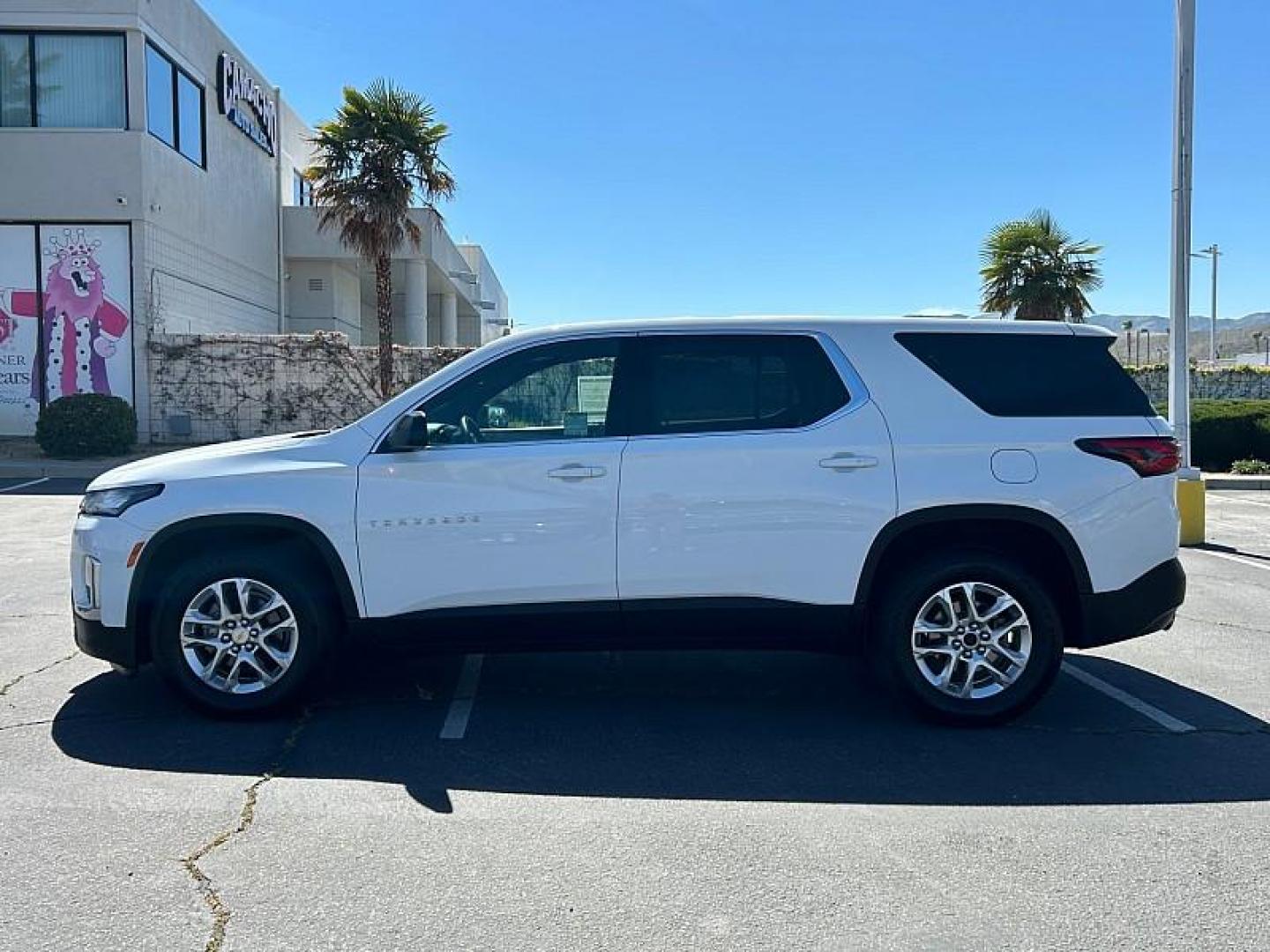 2023 WHITE Chevrolet Traverse (1GNEVFKWXPJ) with an V6 3.6 Liter engine, Automatic 9-Spd transmission, located at 412 Auto Vista Drive, Palmdale, CA, 93551, (661) 945-0620, 34.592636, -118.136681 - Photo#5