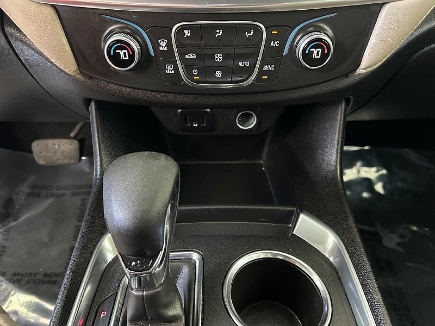 2023 WHITE Chevrolet Traverse (1GNEVFKWXPJ) with an V6 3.6 Liter engine, Automatic 9-Spd transmission, located at 412 Auto Vista Drive, Palmdale, CA, 93551, (661) 945-0620, 34.592636, -118.136681 - Photo#20
