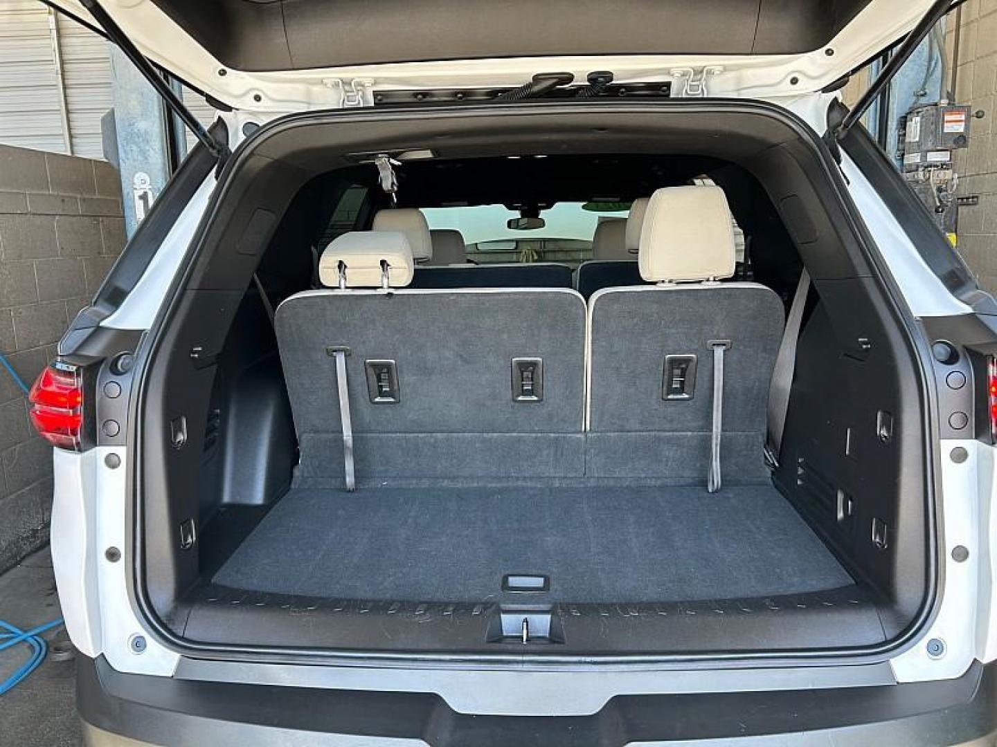 2023 WHITE Chevrolet Traverse (1GNEVFKWXPJ) with an V6 3.6 Liter engine, Automatic 9-Spd transmission, located at 412 Auto Vista Drive, Palmdale, CA, 93551, (661) 945-0620, 34.592636, -118.136681 - Photo#25