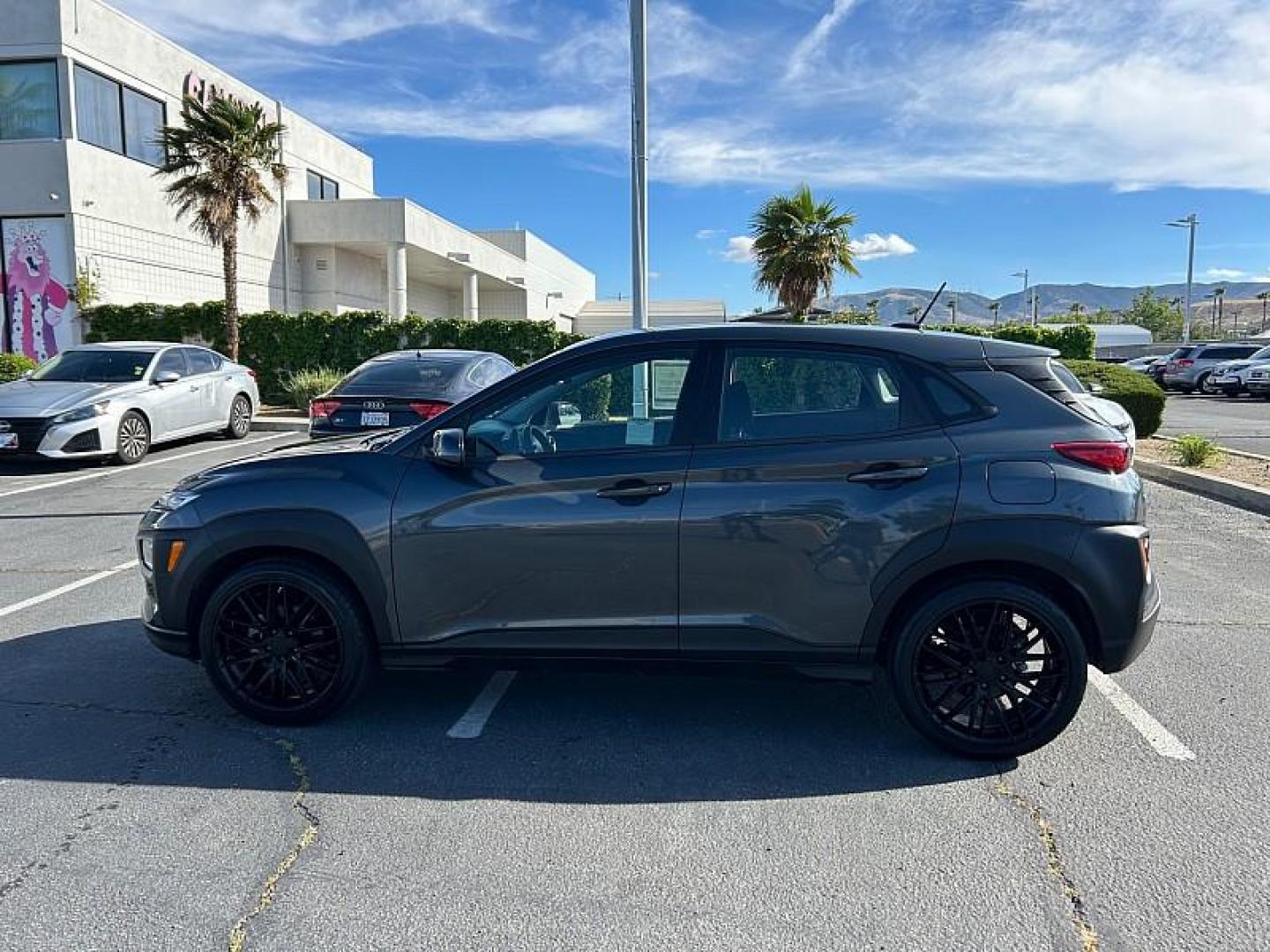 2021 GRAY Hyundai Kona (KM8K12AA7MU) with an 4-Cyl 2.0 Liter engine, Automatic 6-Spd w/Shiftronic transmission, located at 412 Auto Vista Drive, Palmdale, CA, 93551, (661) 945-0620, 34.592636, -118.136681 - Photo#3