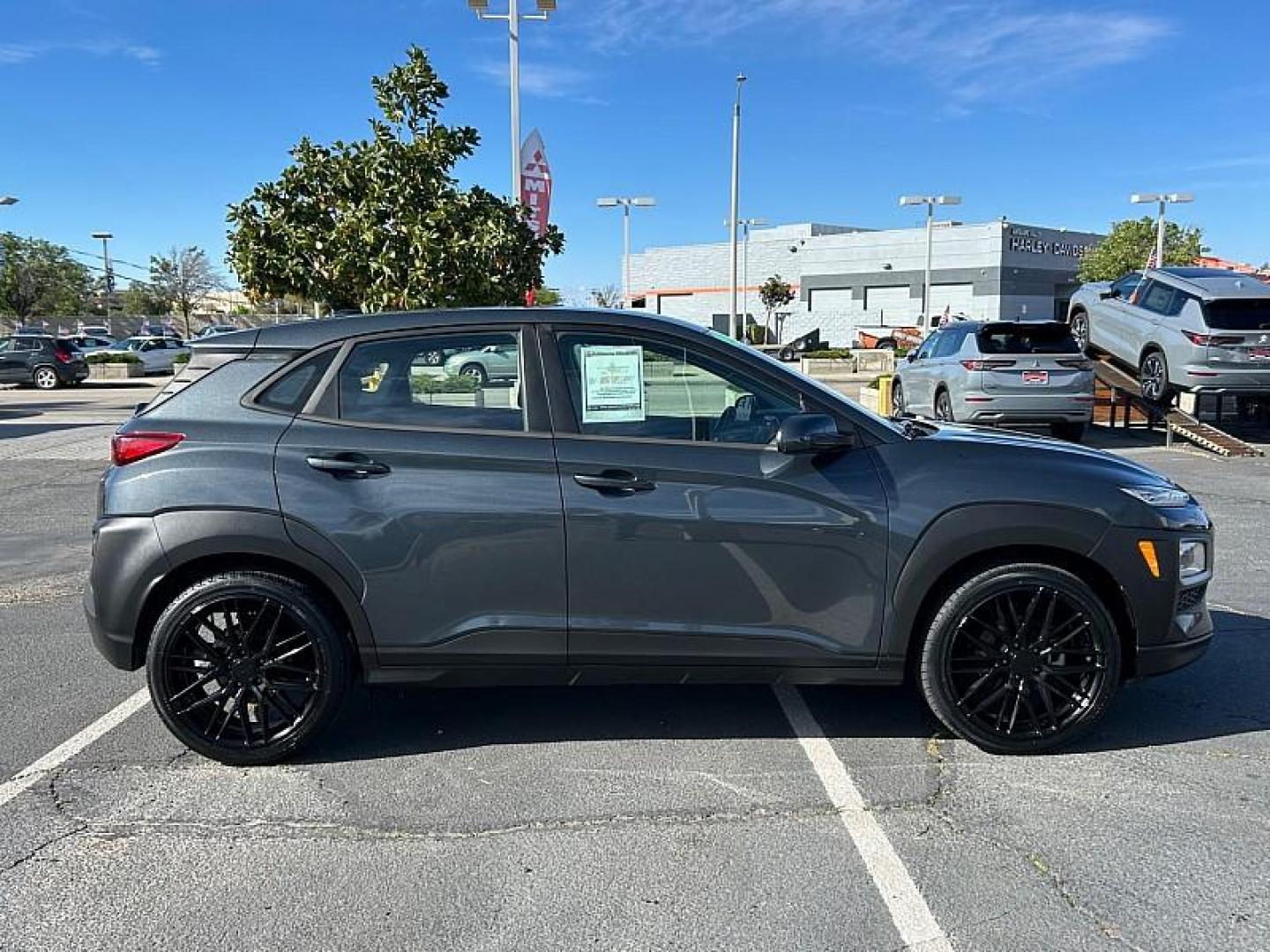 2021 GRAY Hyundai Kona (KM8K12AA7MU) with an 4-Cyl 2.0 Liter engine, Automatic 6-Spd w/Shiftronic transmission, located at 412 Auto Vista Drive, Palmdale, CA, 93551, (661) 945-0620, 34.592636, -118.136681 - Photo#5